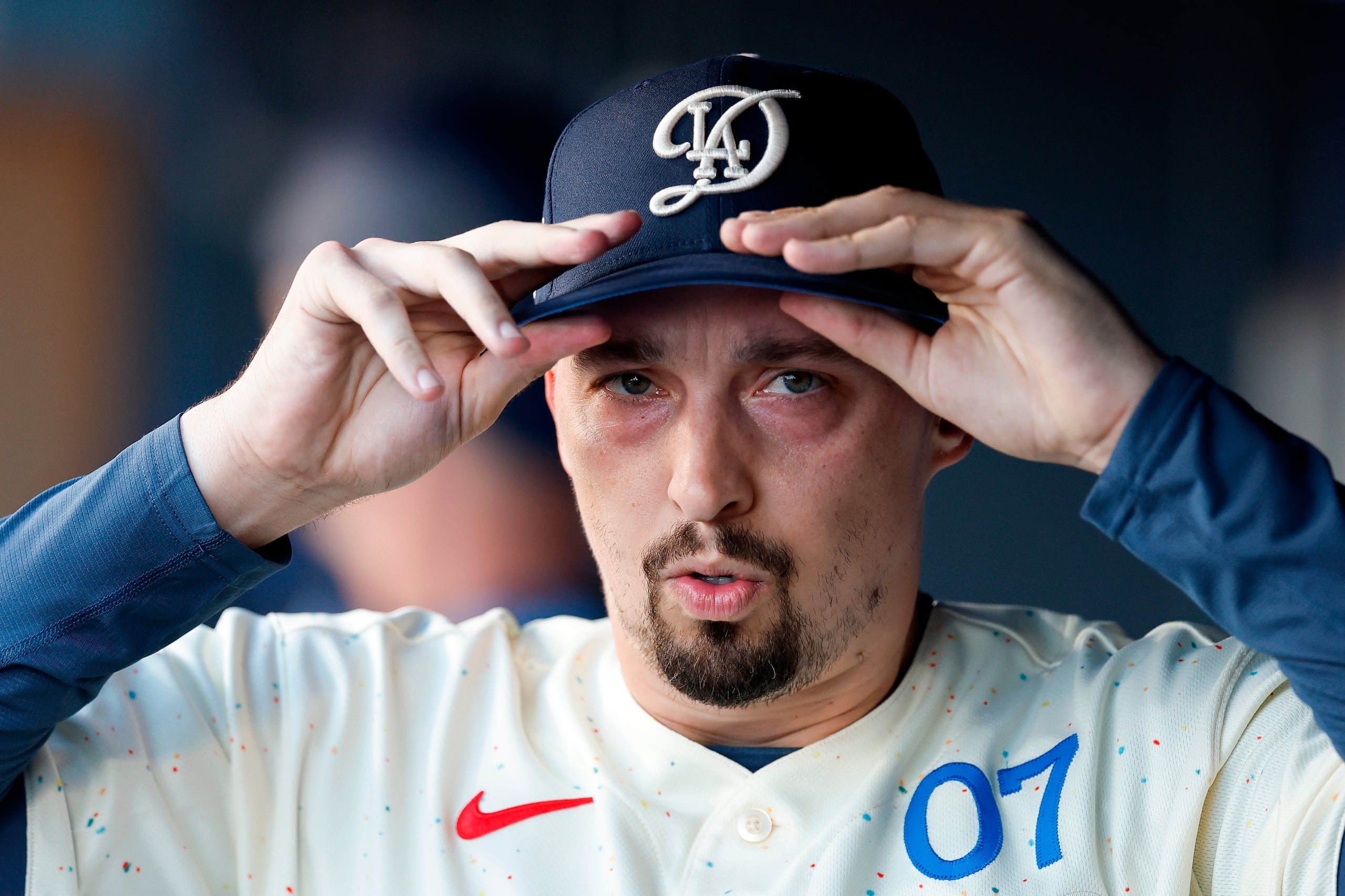 Blake Snell, abridor de los Dodgers de Los Ángeles, se coloca la gorra antes de lanzar ante los Braves de Atlanta, el sábado 9 de mayo de 2026.