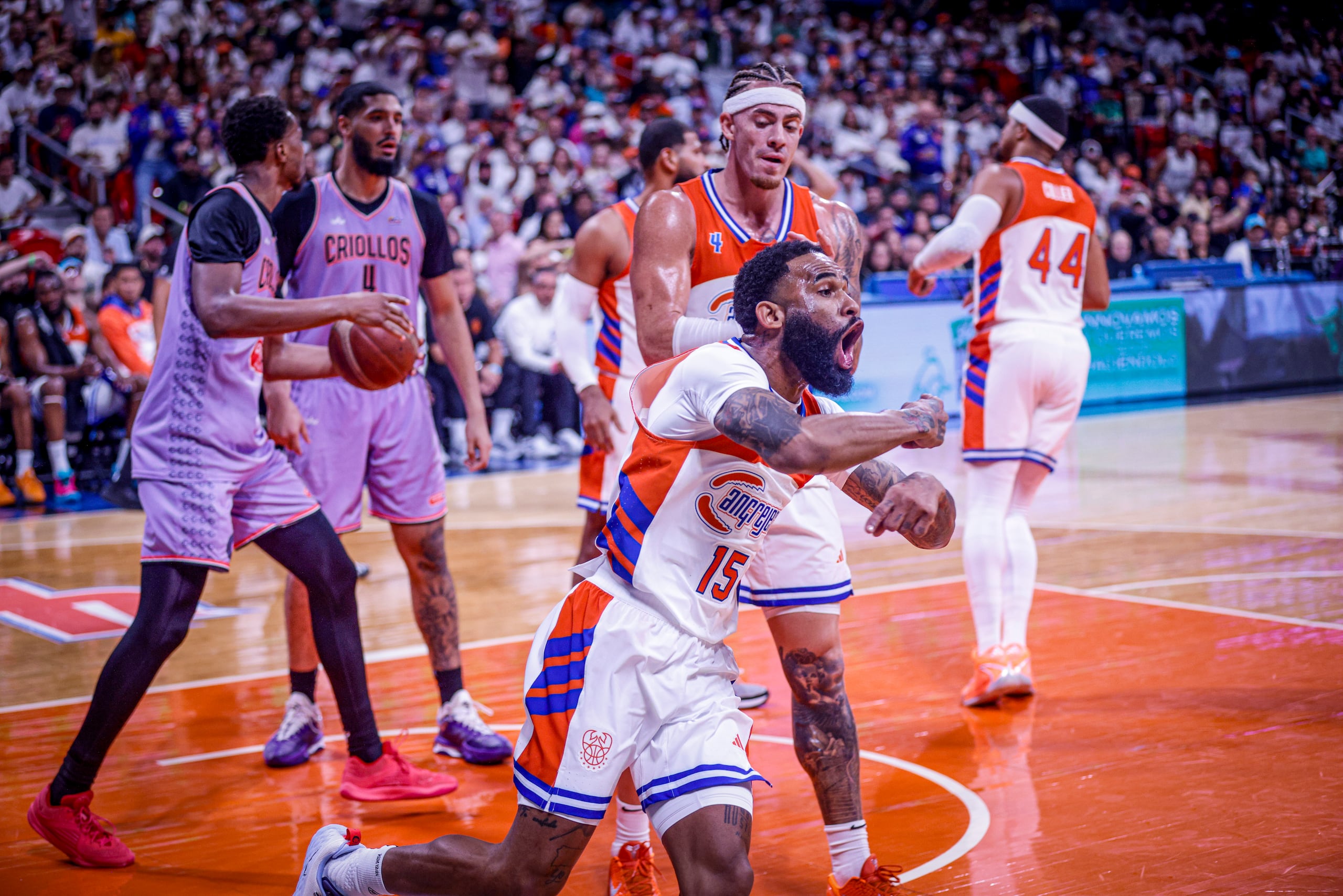 Walter Hodge Jr., de los Cangrejeros de Santurce, celebra tras anotar un canasto en la semifinal de la Conferencia A ante los Criollos de Caguas.