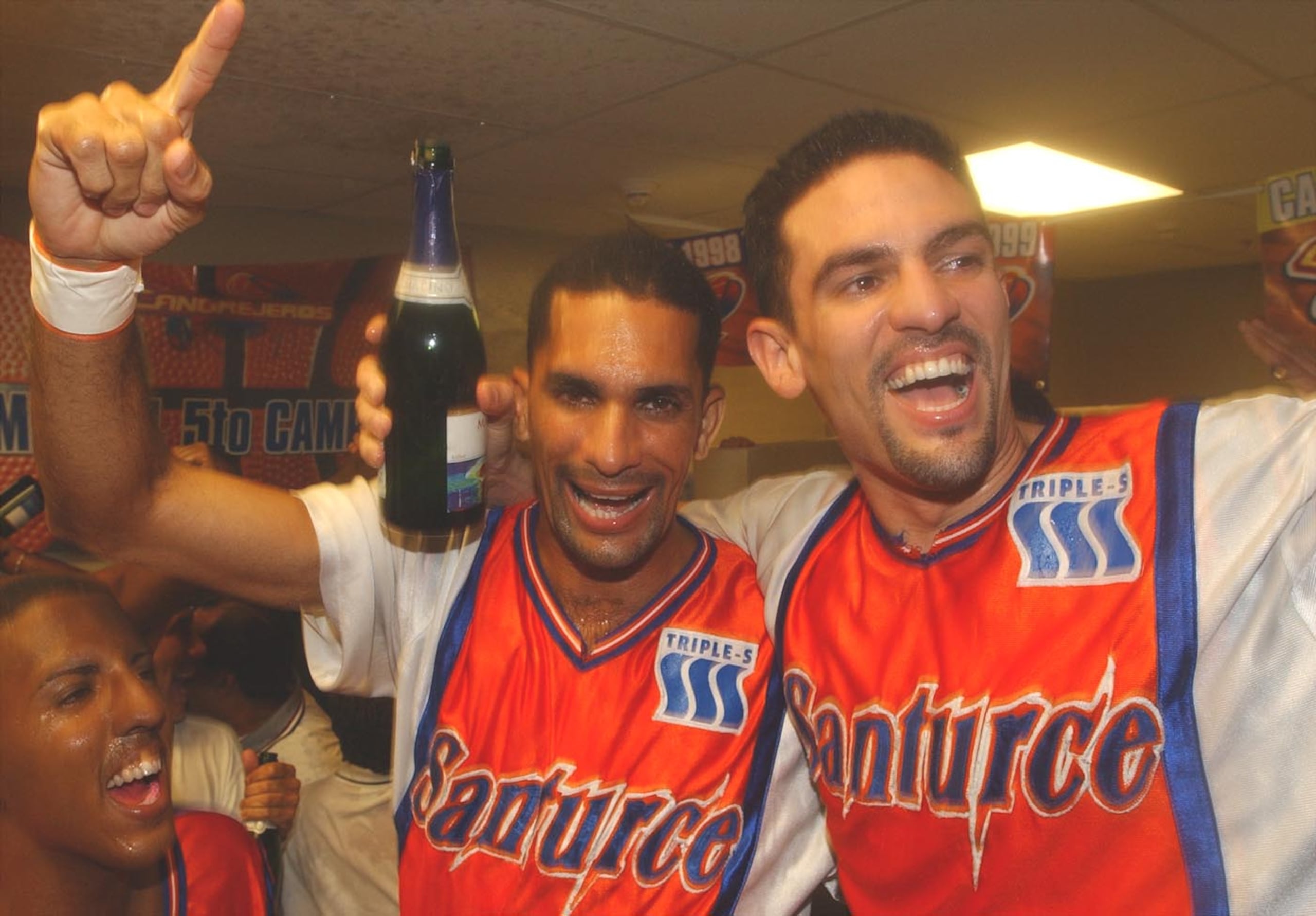 Edgar Padilla, a la derecha, celebra junto a Elmyr García el campeonato que ganó con los Cangrejeros de Santurce en el 2003.