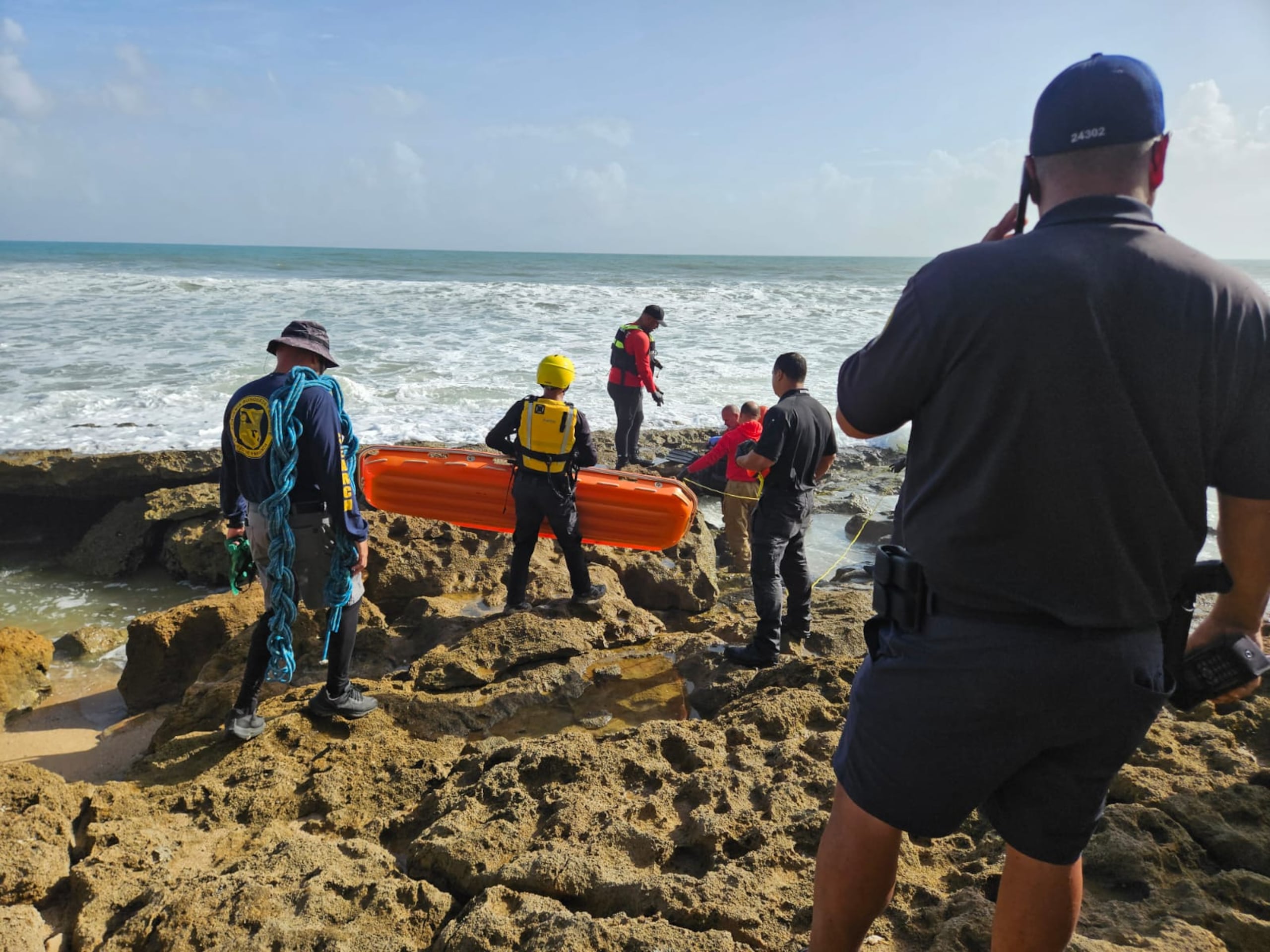 Encuentran cuerpo de surfista arrastrado por el mar en playa Kikita de Dorado.