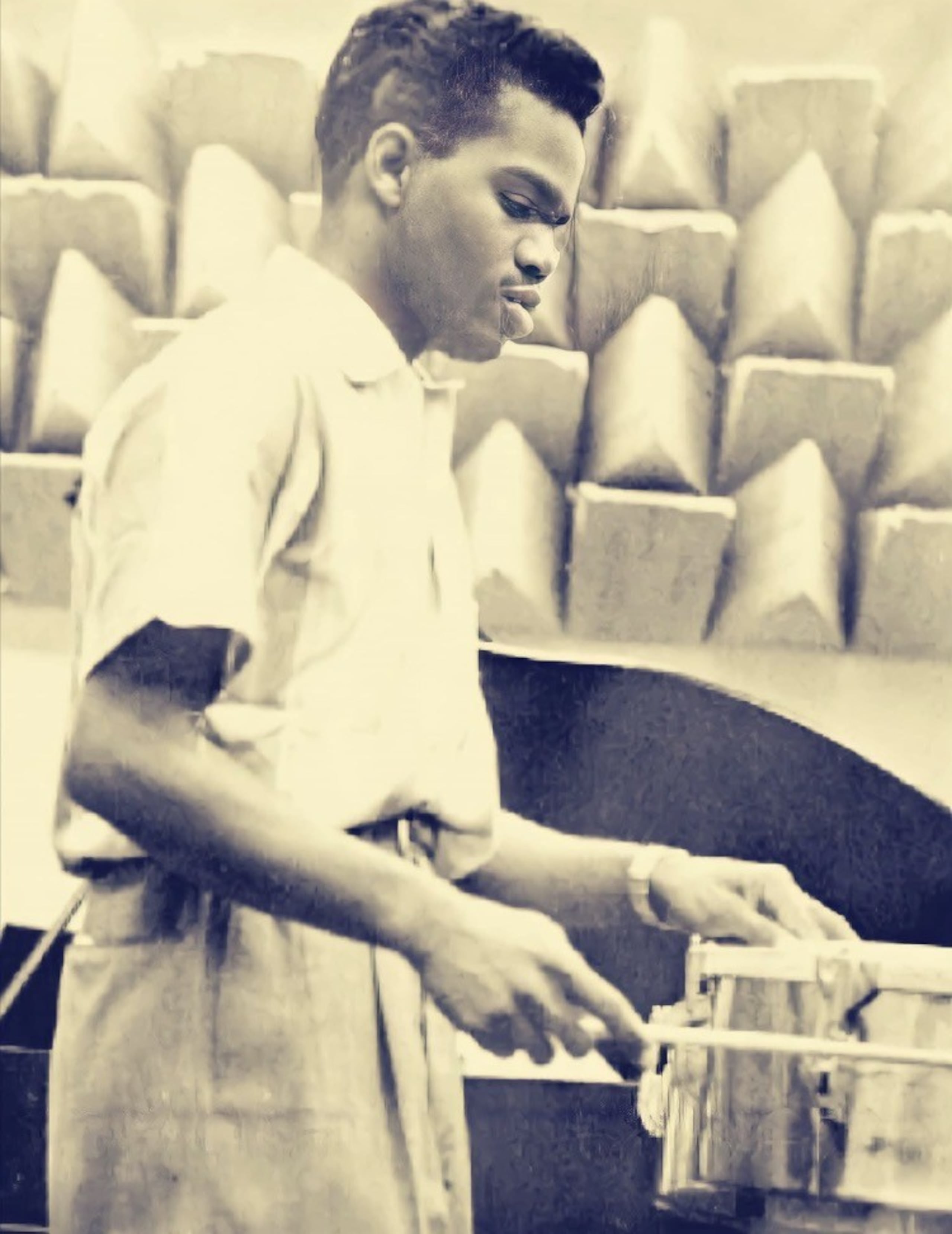 Francisco "Kako" Bastar en medio de una grabación en Nueva York, 1957.