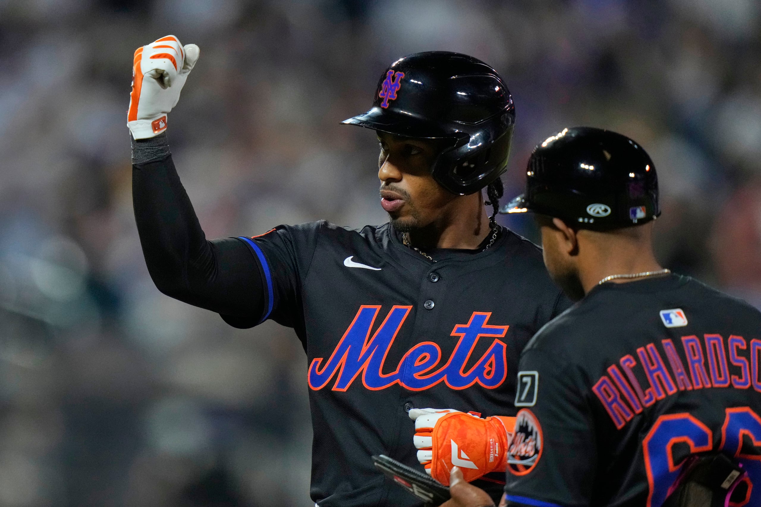El puertorriqueño Francisco Lindor festeja tras conectar un sencillo productor en el duelo ante los Brewers.