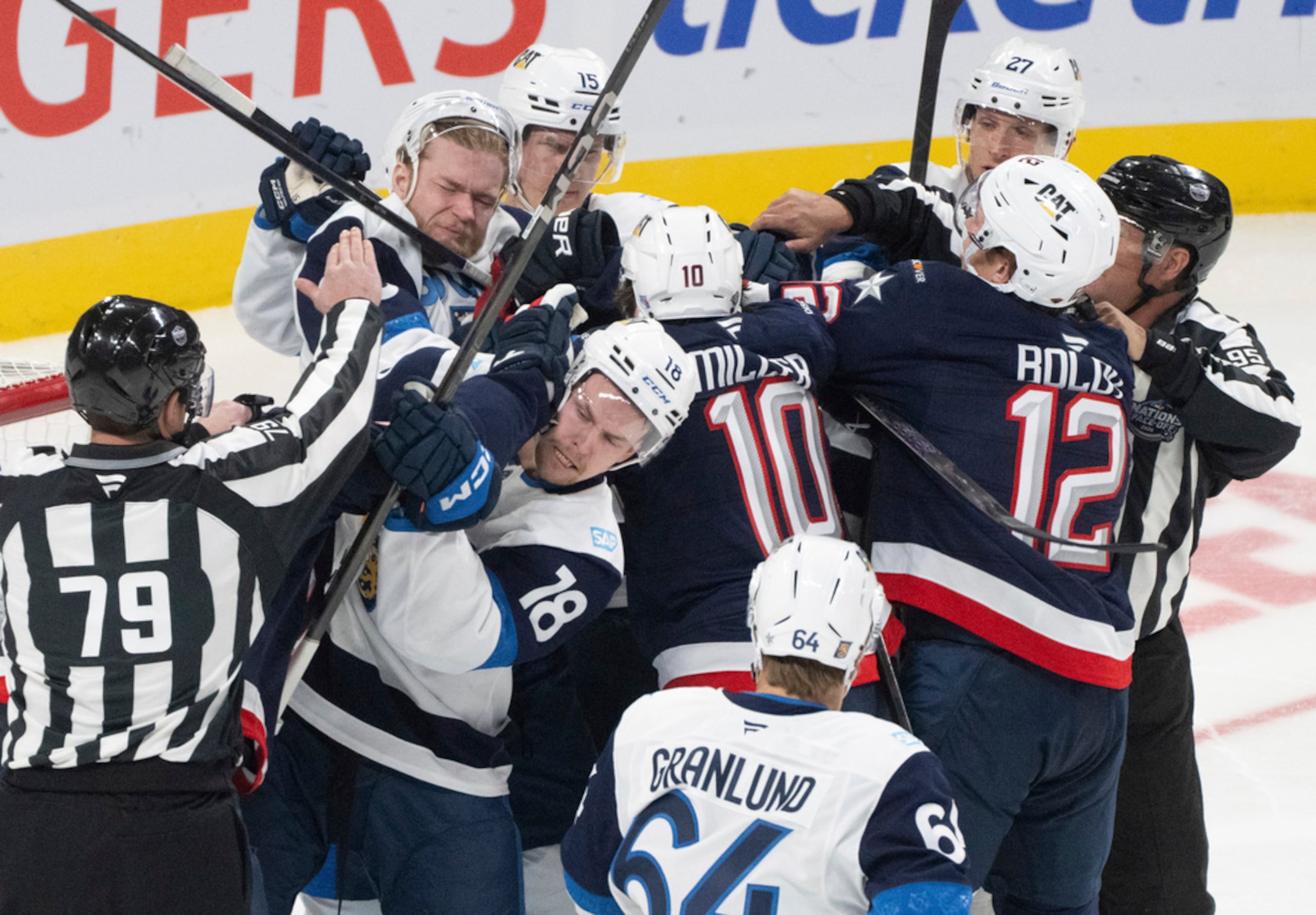 Los jugadores de Finlandia y Estados Unidos riñen durante un partido del 4 Nations Face-Off el 13 de febrero de 2025 en Montreal.