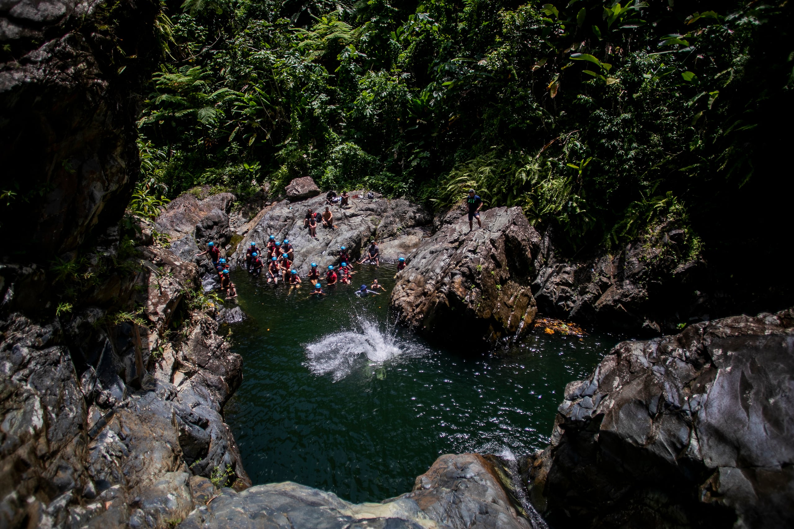 El charco tiene suficiente profundidad como para que los más arriesgados se den un chapuzón.