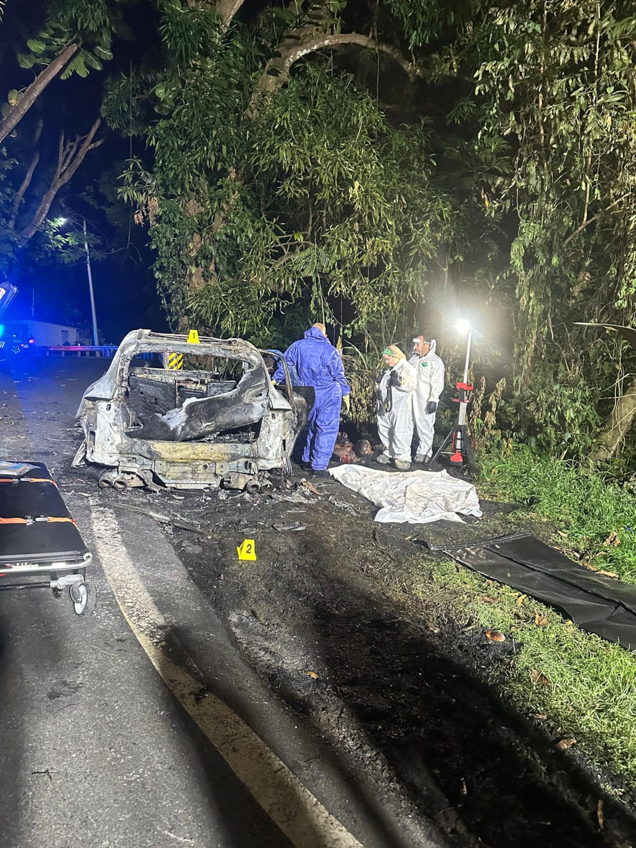 Dos cadáveres calcinados fueron localizados en el interior de un automóvil deportivo en llamas, marca Porsche Macan, en el kilómetro 3.2 de la carretera PR- 837, en el barrio Santa Rosa de Guaynabo.