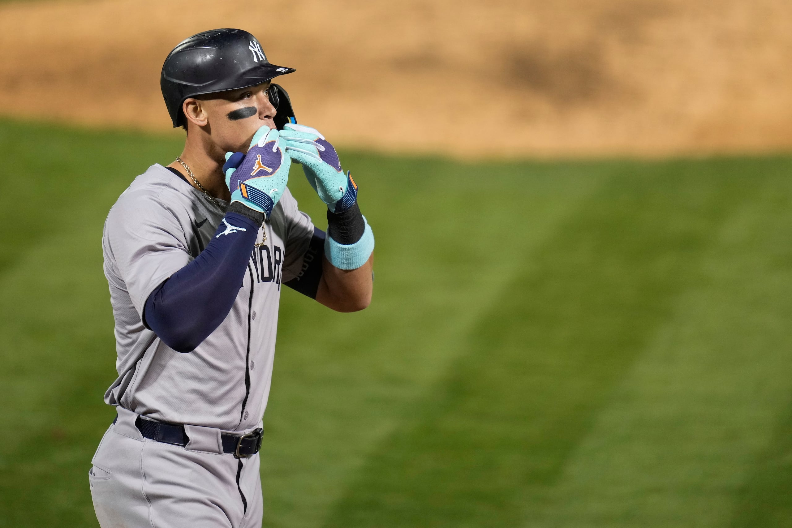 Aaron Judge, de los Yankees de Nueva York, festeja luego de conectar un jonrón ante los Atléticos de Oakland, el sábado 21 de septiembre de 2024 (AP Foto/Godofredo A. Vásquez)