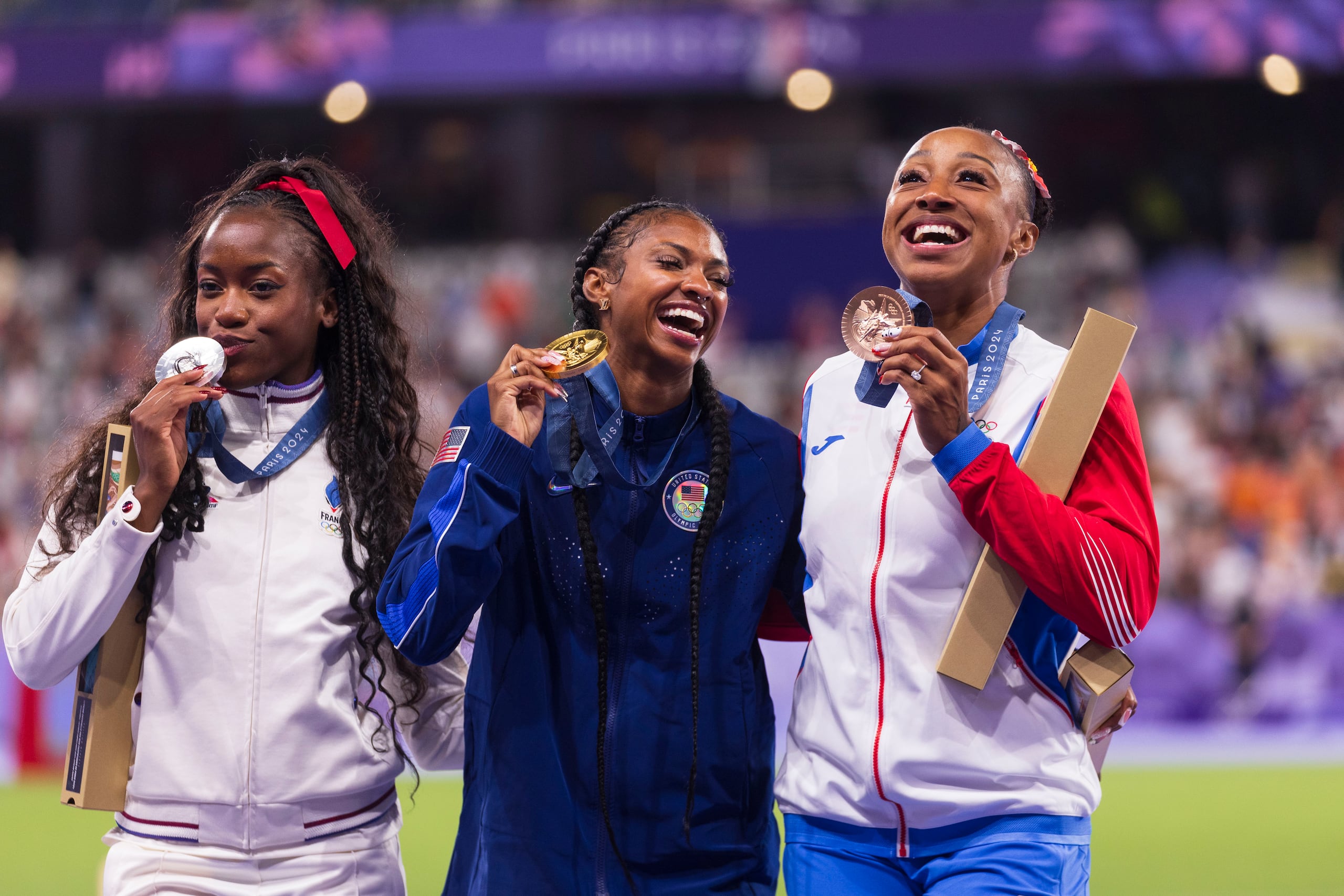 Jasmine Camacho Quin junto a la estadounidense Masari Russell (centro) y la francesa Cyrene Samba-Mayela (izquierda) en el podio de los Juegos Olímpicos de París 2024.