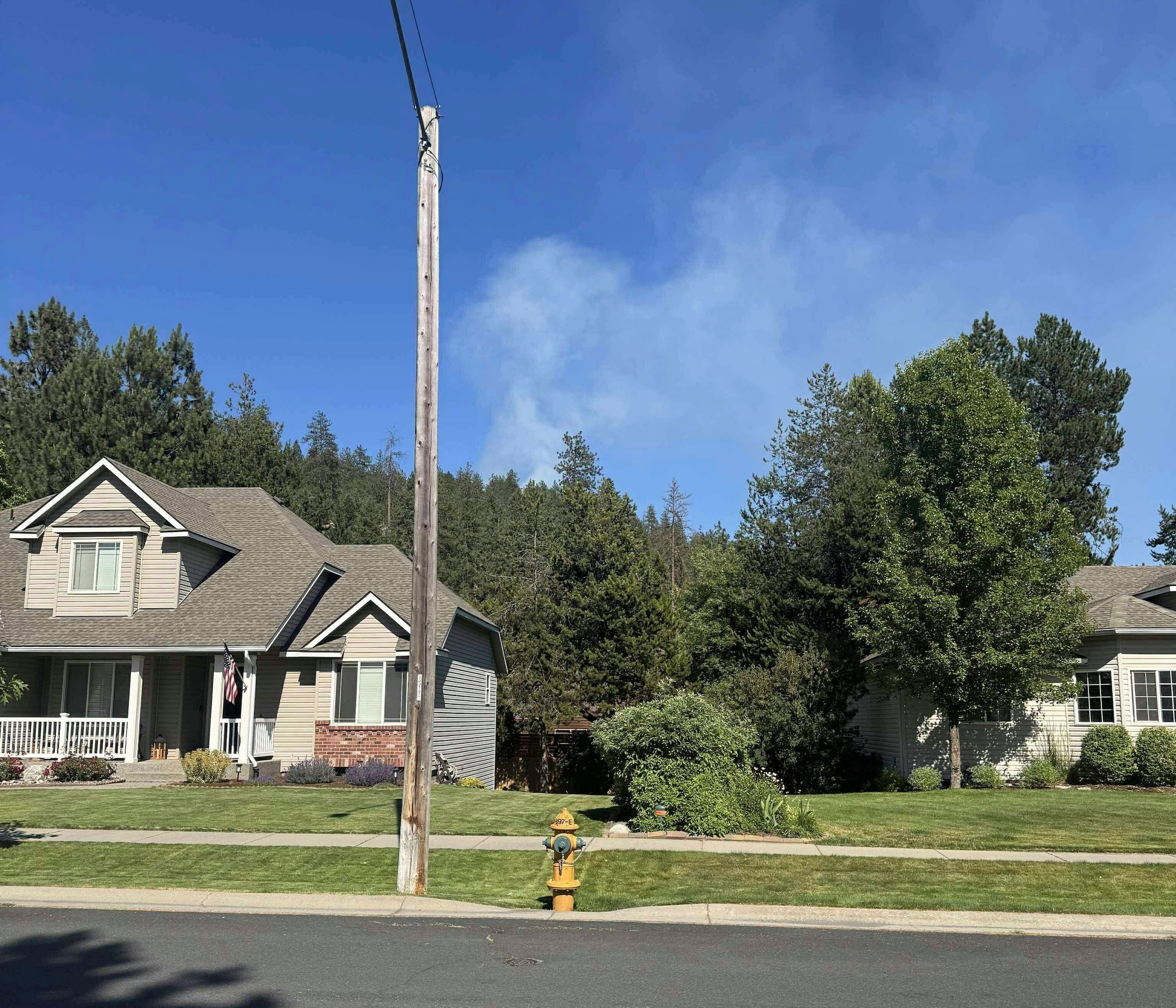 En esta fotografía proporcionada por Mark Lathrop, un incendio arde en una comunidad cerca de la montaña Canfield, donde un francotirador emboscó a bomberos que respondían al incendio, el domingo 29 de junio de 2025, apenas al norte de Coeur d'Alene, Idaho. (Mark Lathrop vía AP)