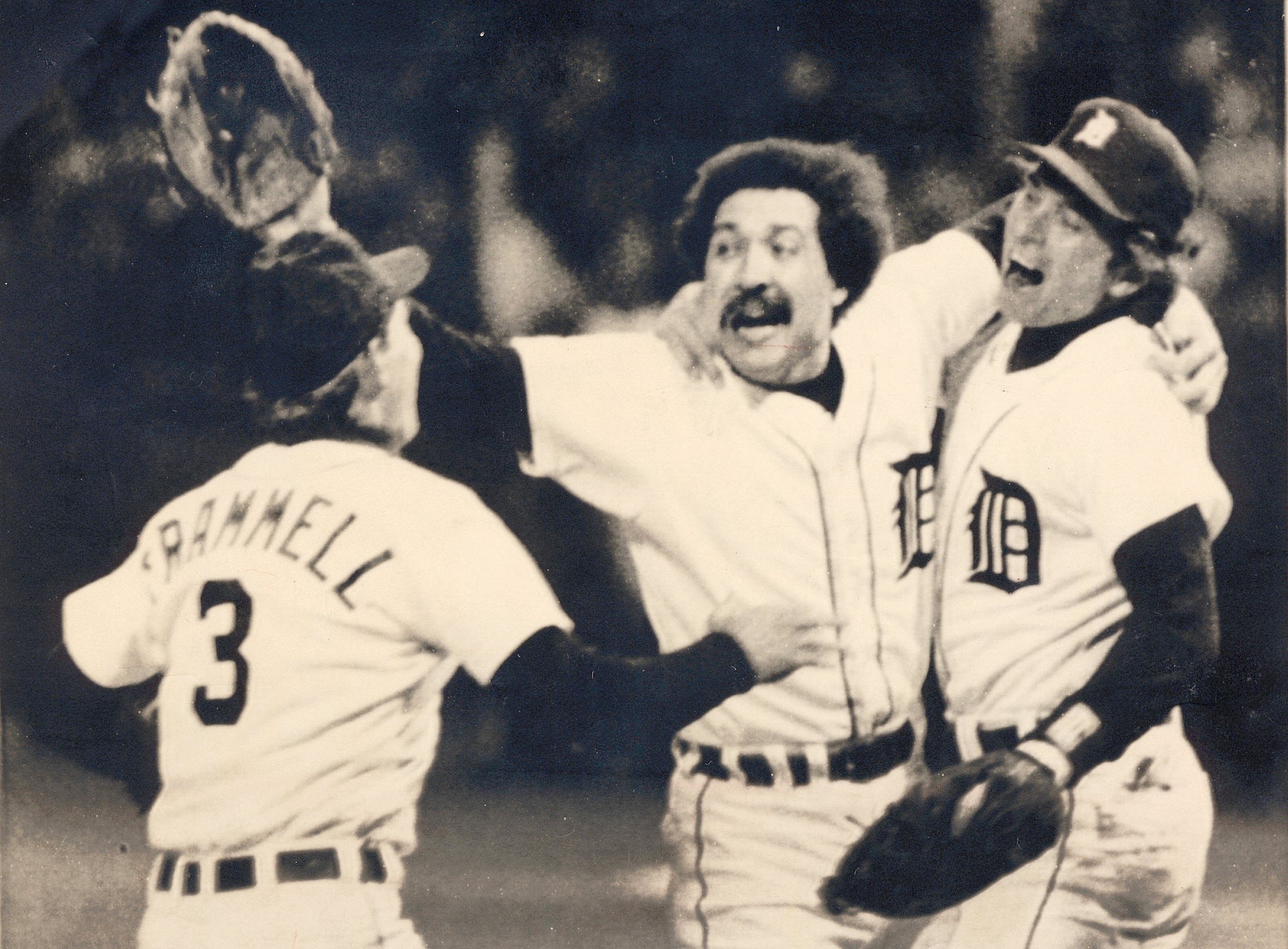Willie Hernández -al centro- celebra el campeonato en la Serie Mundial del 1984 con los Tigres de Detroit.