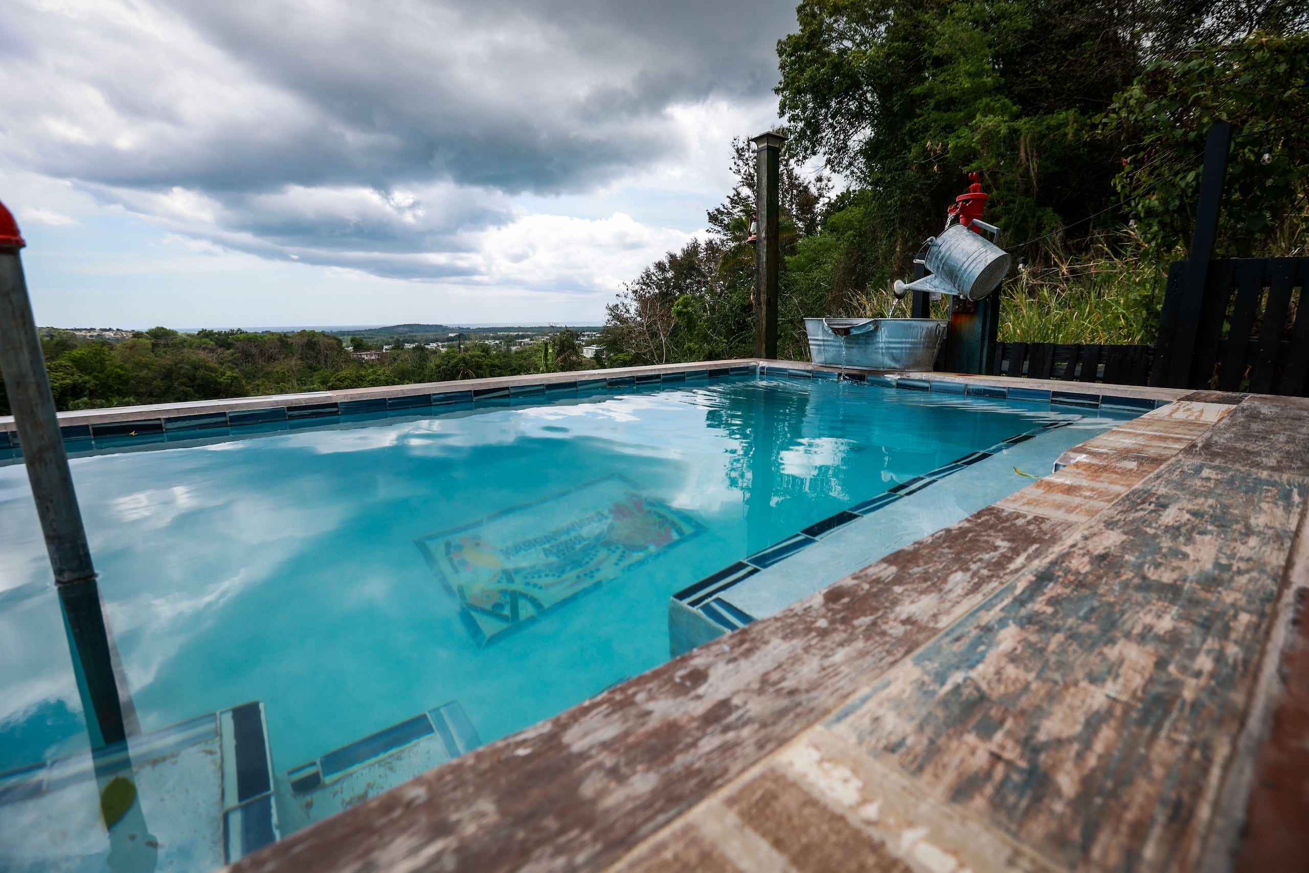 El lugar consta de dos propiedades que se pueden alquilar juntas o por separadas y una hermosa piscina rústica desde donde se aprecia el paisaje de la montaña al Mar Caribe.