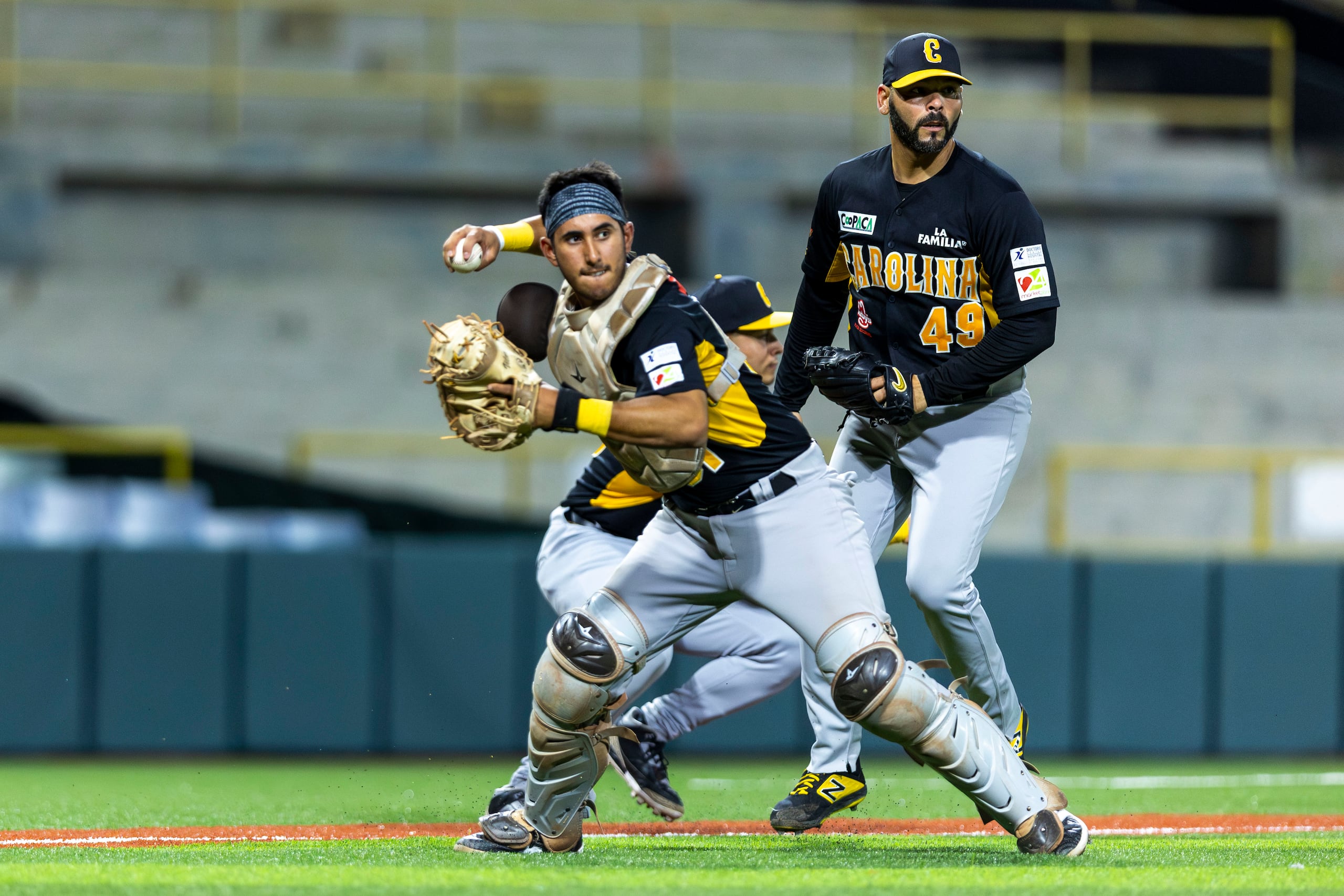 El receptor Anthony Vilar, de los Gigantes de Carolina, lanza a primera.