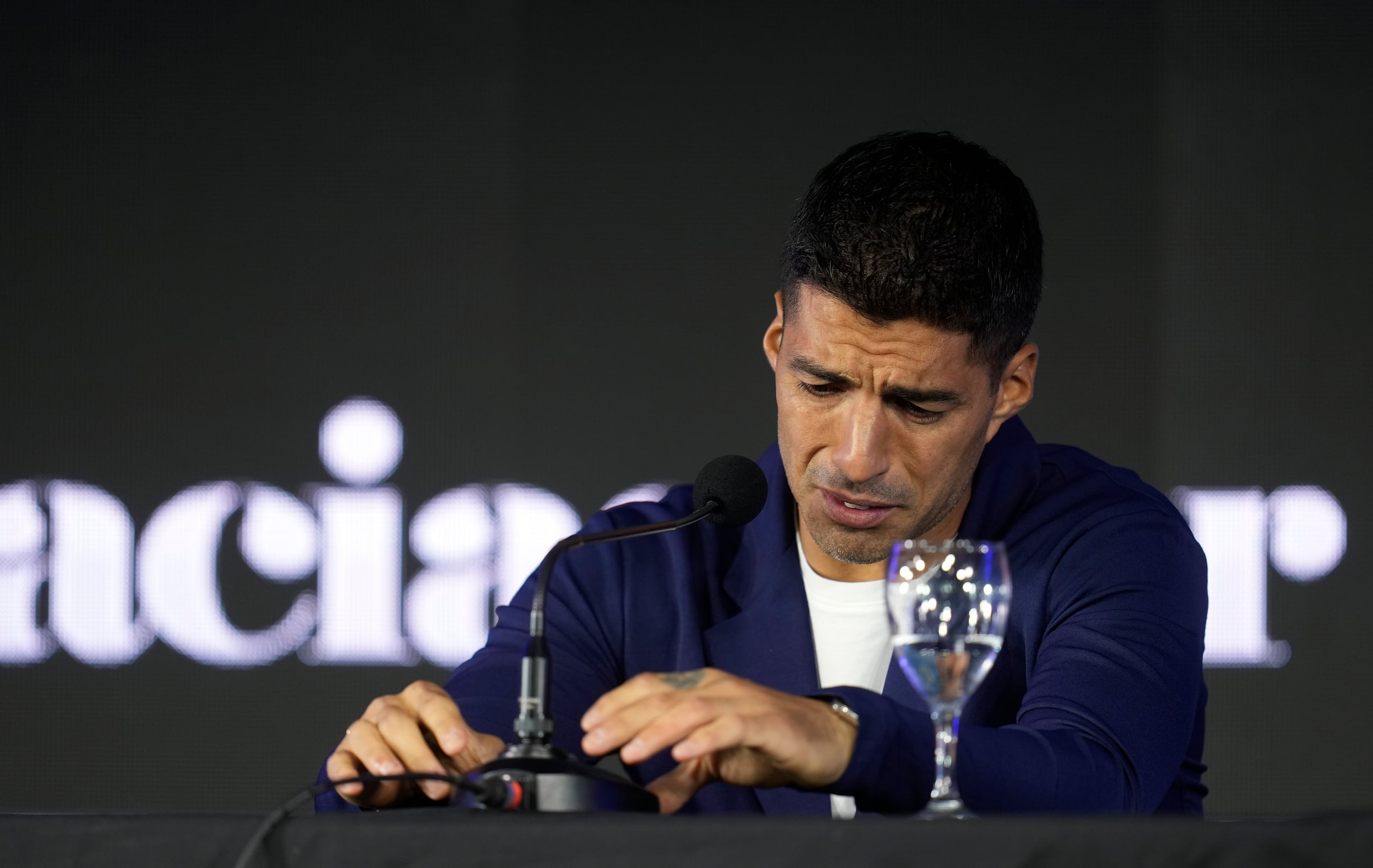 El uruguayo Luis Suárez anuncia su retiro de la selección nacional de su país en una conferencia de prensa en Montevideo, Uruguay, el lunes 2 de septiembre de 2024. (AP Foto/Matilde Campodonico)