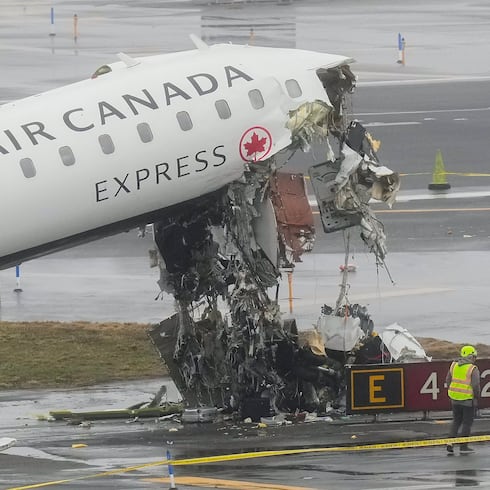 Impactantes fotos de cómo quedaron el avión y el camión tras accidente en el aeropuerto LaGuardia