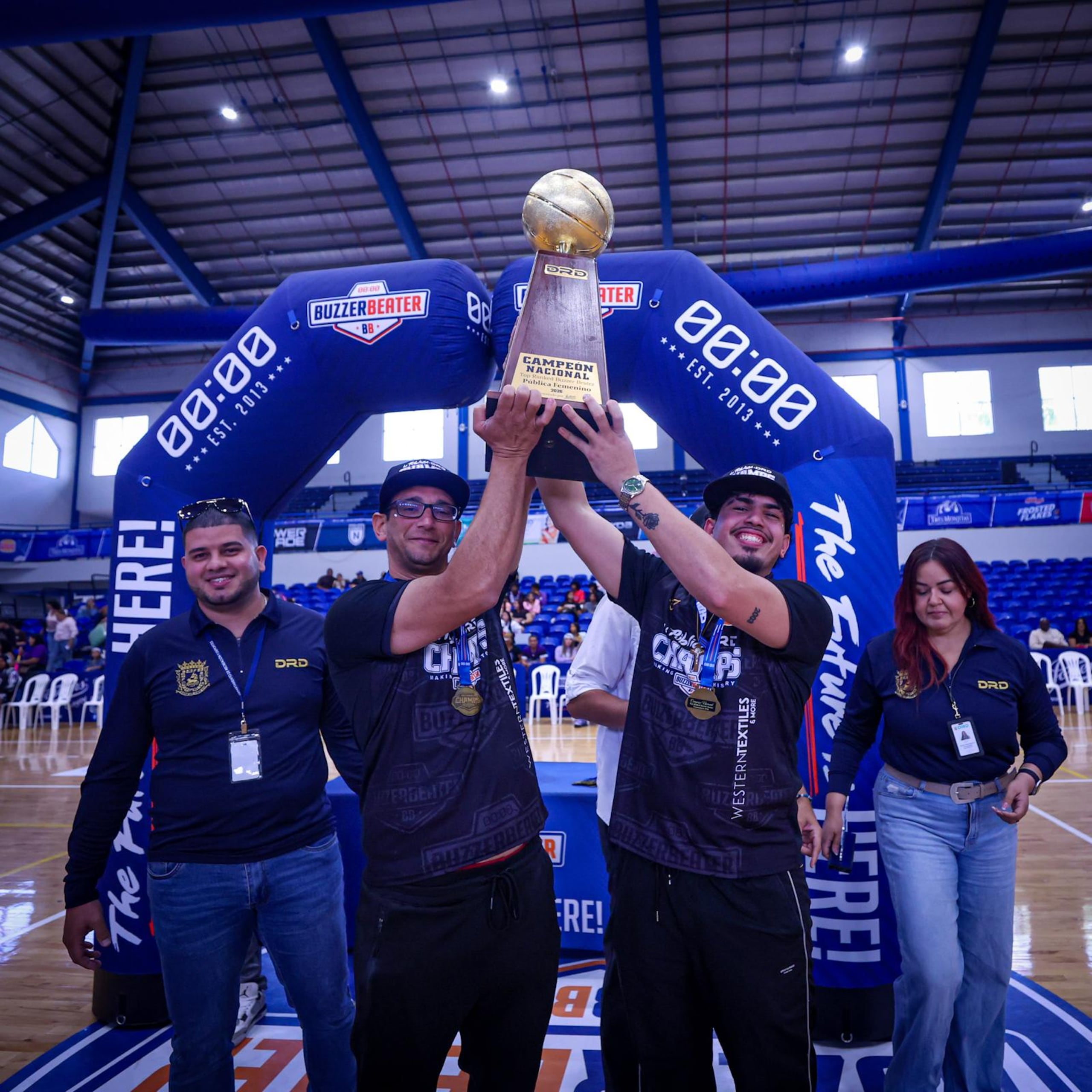 El dirigente Alex Romero y el asistente Abixander Collazo con el trofeo.