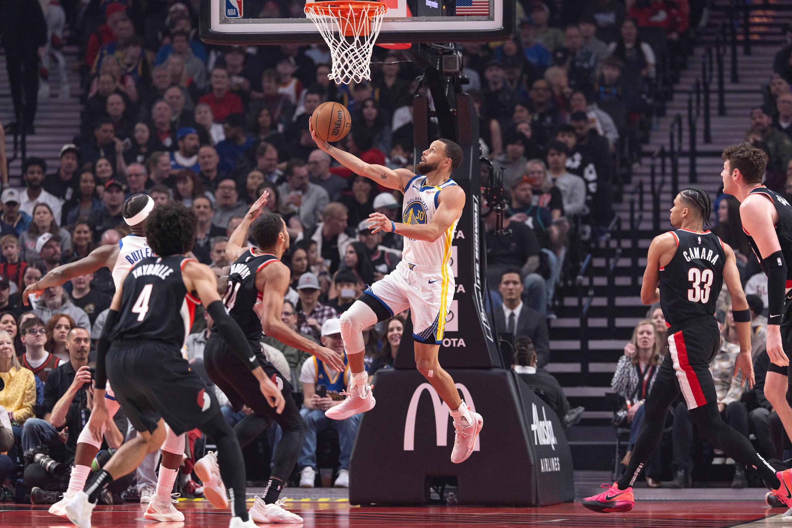 El base de los Warriors de Golden State, Stephen Curry, salta hacia el canasto en el encuentro ante los Trail Blazers de Portland.