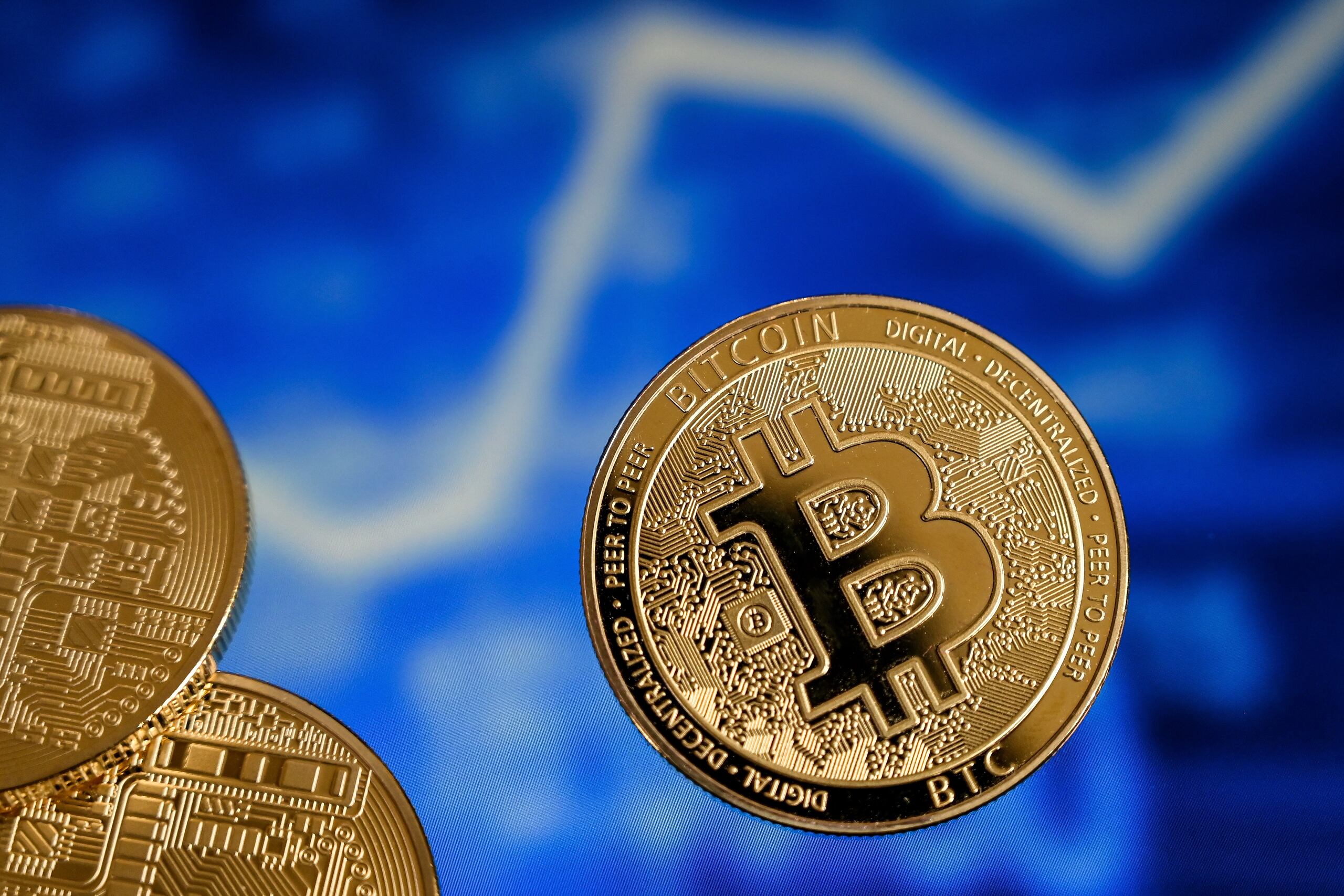 Varias personas idearon un plan para vaciar la cuenta de Bitcoin de la víctima.