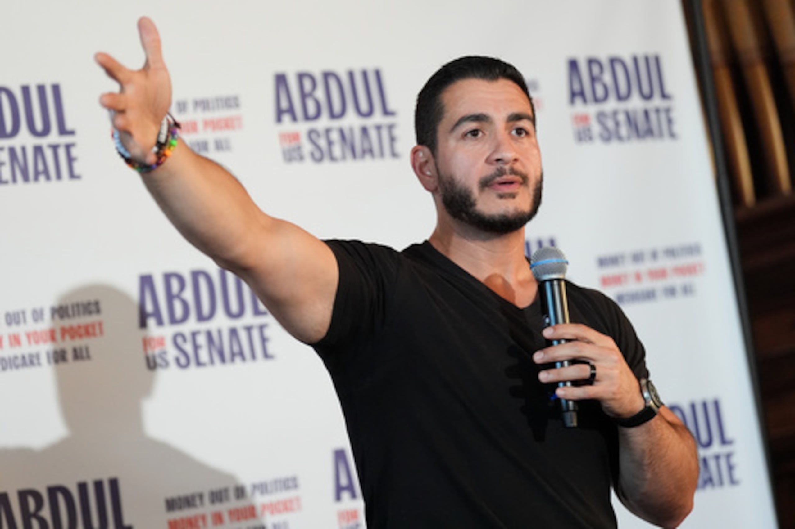 ARCHIVO - Abdul El-Sayed, candidato progresista en las primarias demócratas al Senado de los Estados Unidos por Míchigan, interviene durante un mitin de campaña en una cafetería, el 3 de agosto de 2026, en Detroit. (Foto AP/Julia Demaree Nikhinson, archivo)