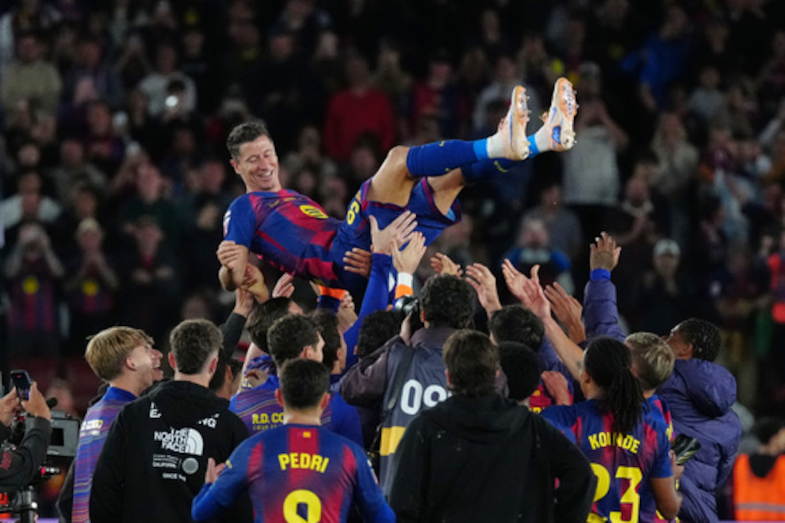 ARCHIVO - Robert Lewandowski, arriba, es lanzado al aire por sus compañeros del Barcelona tras su último partido con el equipo español en la Liga española, entre el FC Barcelona y el Real Betis, el 17 de mayo de 2026, en Barcelona, España. (Foto AP/Joan Mateu Parra, Archivo)