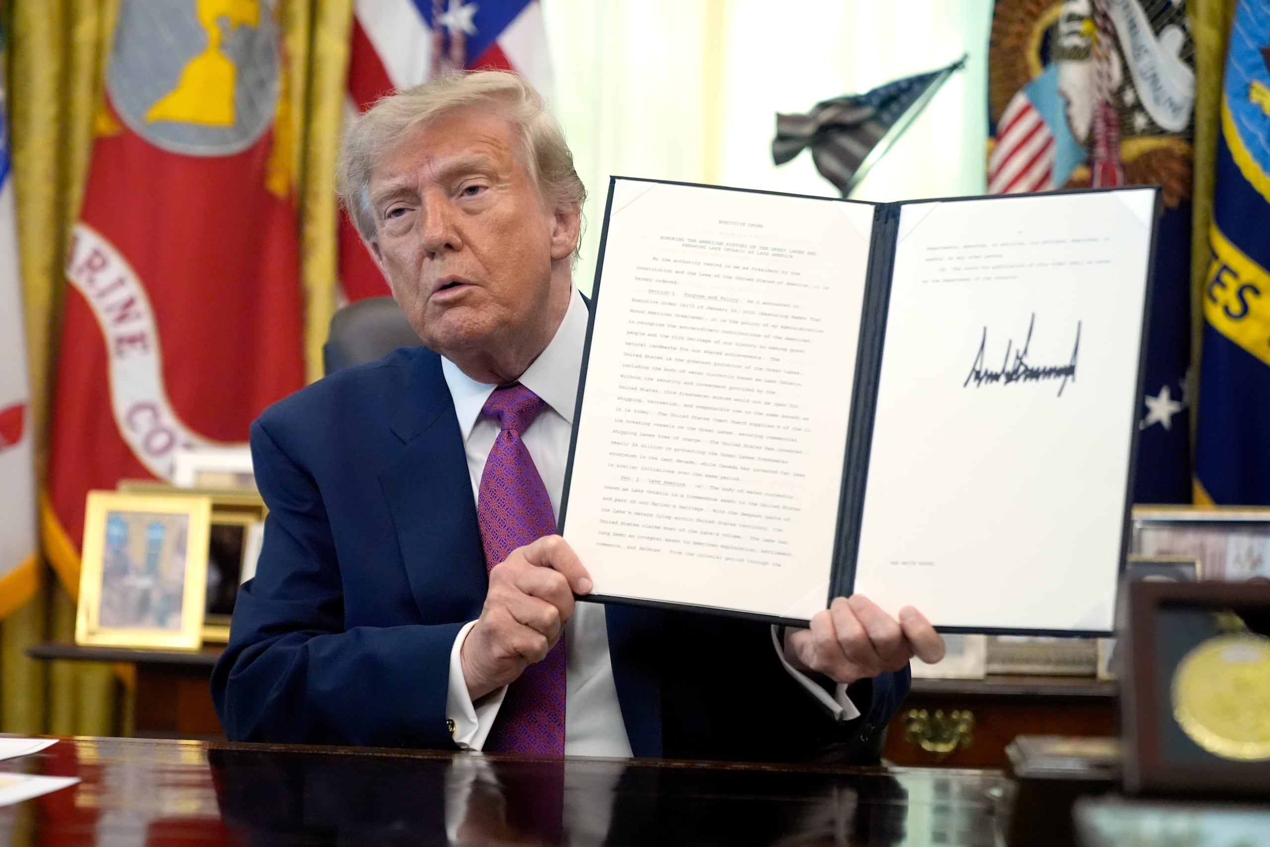 El presidente de Estados Unidos, Donald Trump, sostiene una orden ejecutiva firmada en el Despacho Oval de la Casa Blanca, el jueves 27 de agosto de 2026, en Washington. (AP Foto/Manuel Balce Ceneta)