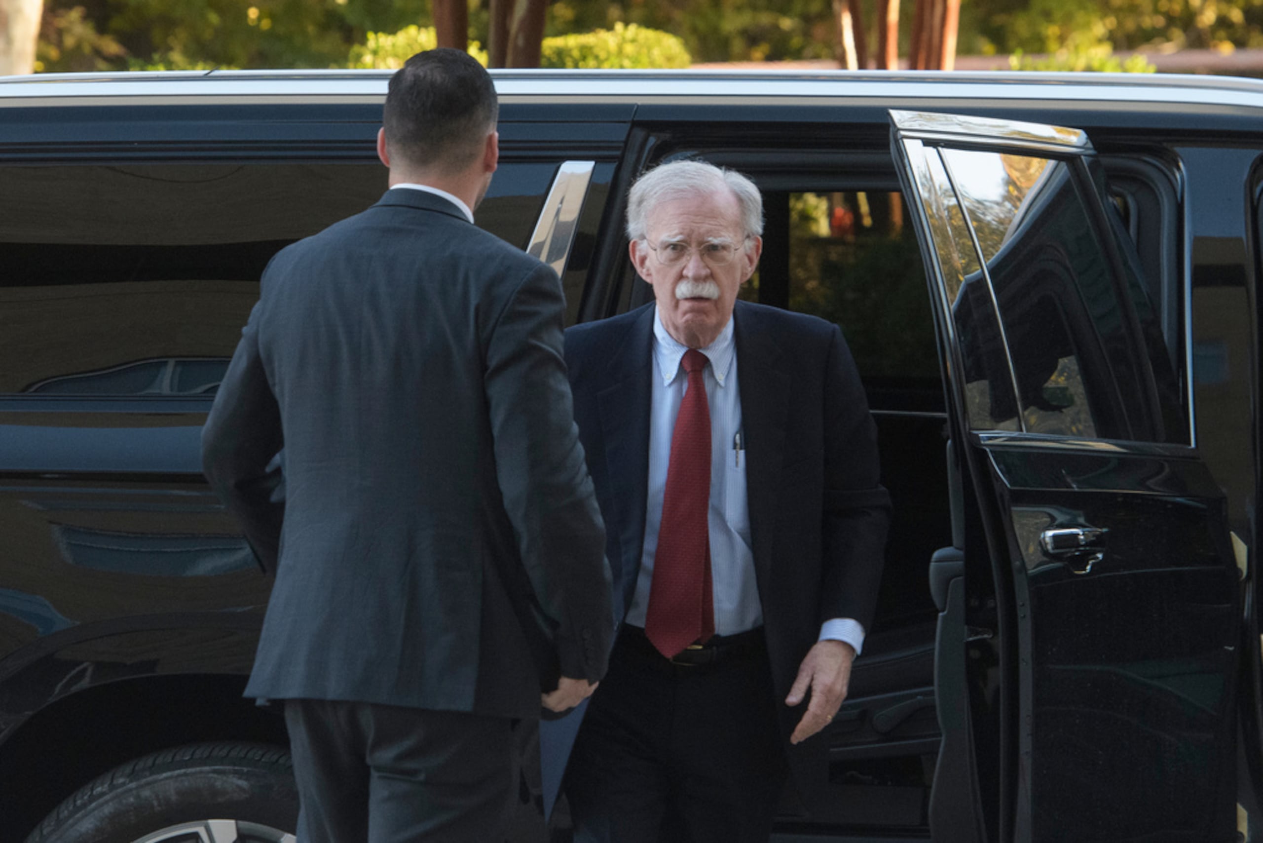 El exasesor de seguridad nacional de la administración Trump, John Bolton, llega para su lectura de cargos en el Tribunal Federal de Greenbelt en Greenbelt, Maryland, el 17 de octubre de 2025.