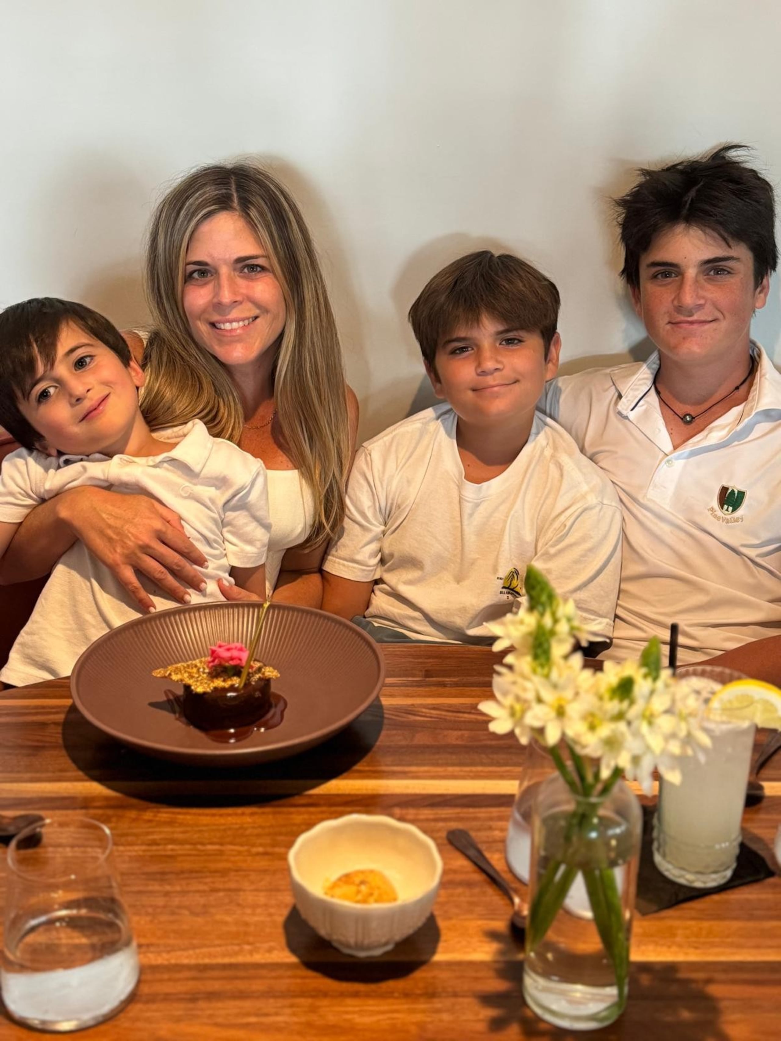 Maritere Castellanos Esteve con Gabriel, Nicolás y Jerónimo.