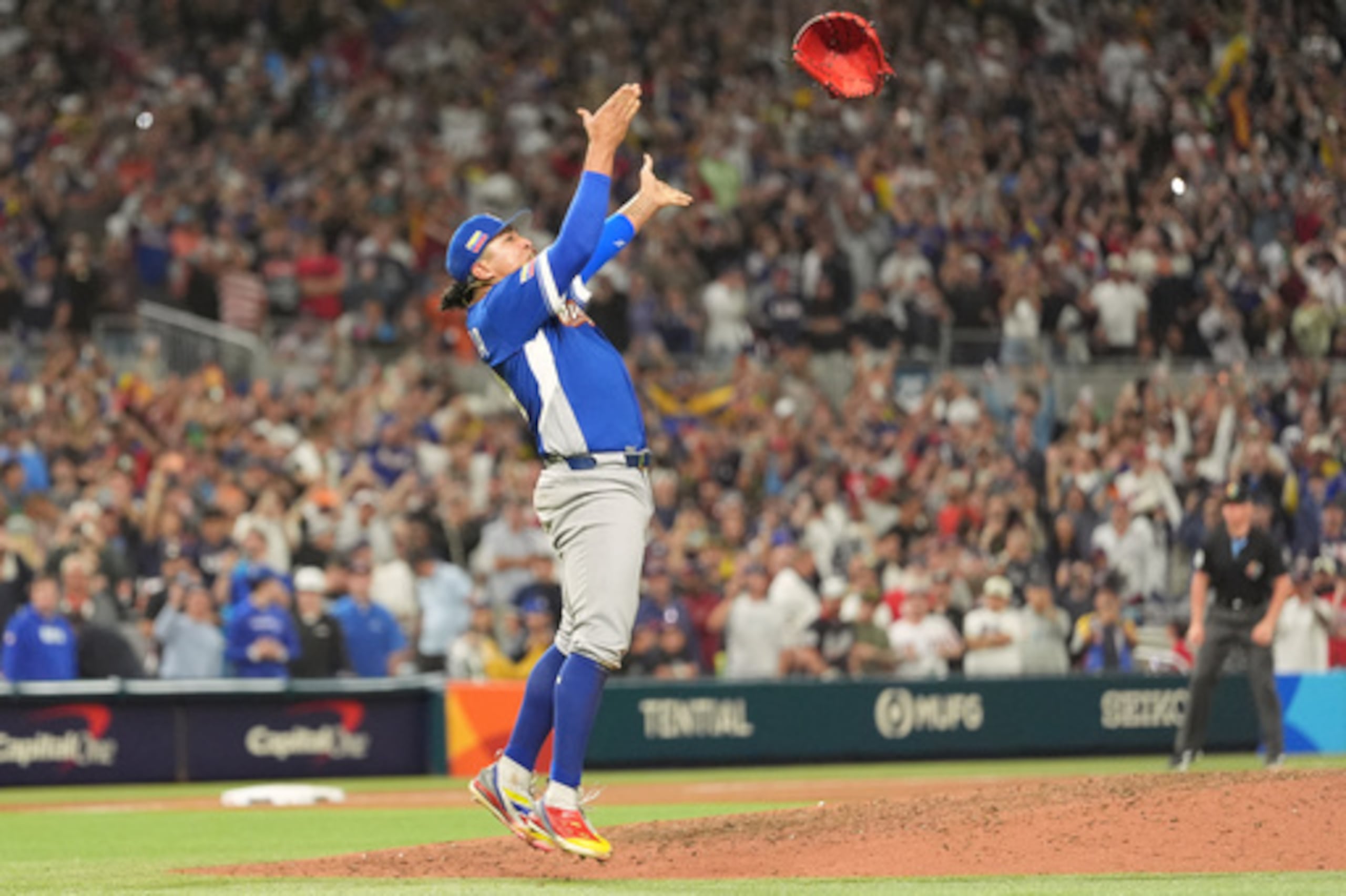 El lanzador venezolano Daniel Palencia celebra después de que el equipo derrotara a Estados Unidos en el partido por el campeonato del Clásico Mundial de Béisbol, el martes 17 de marzo de 2026, en Miami. (AP Photo/Rebecca Blackwell)