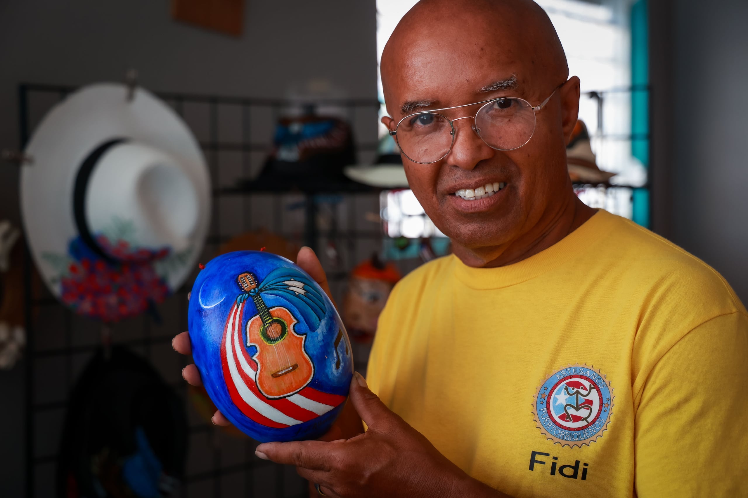 Concepción es pintor, decora sombreros y pinta sobre higueras.