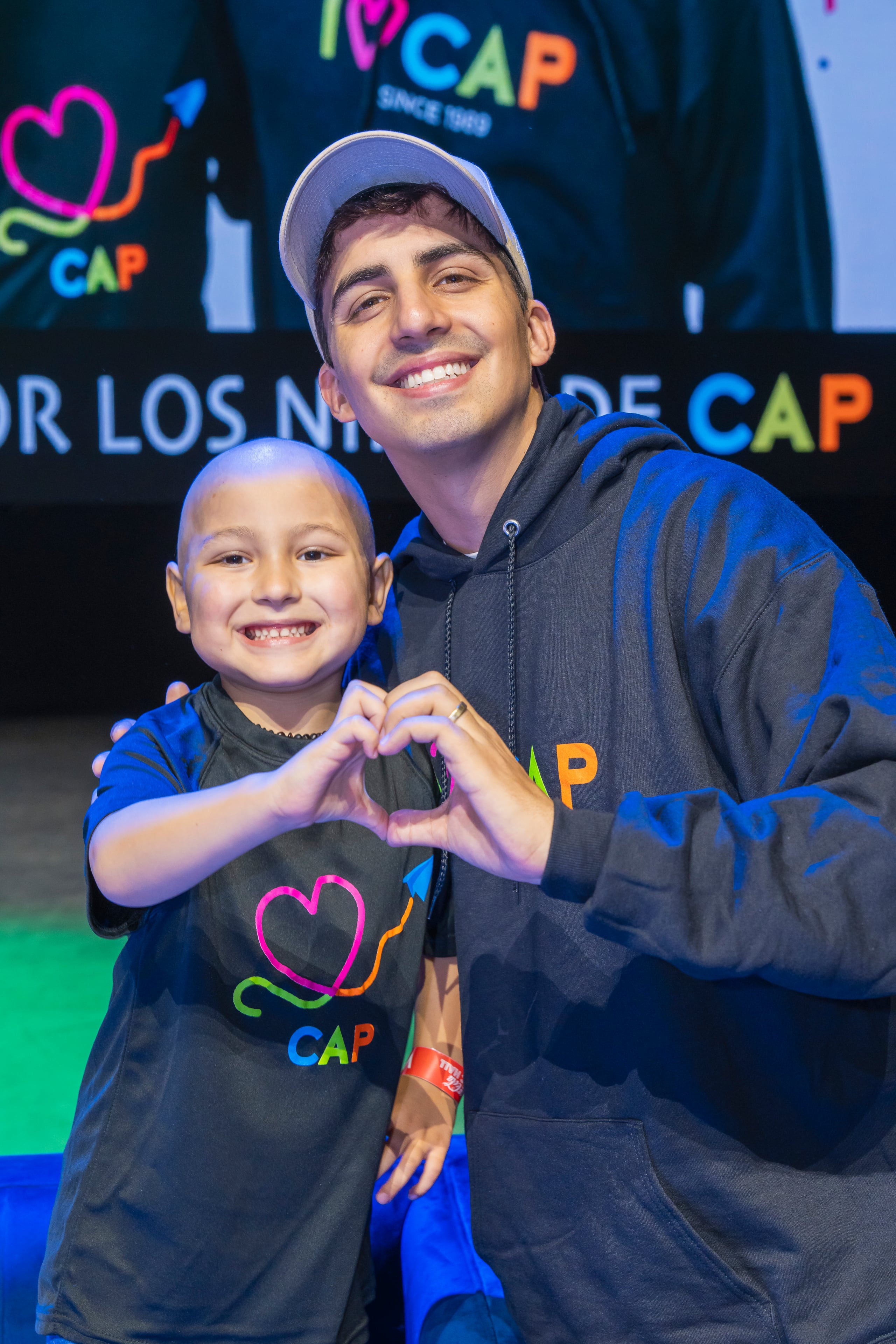 Daniel “El Travieso” junto a Mateo Emiliano Morán Márquez, el CAPitán Niño 2025