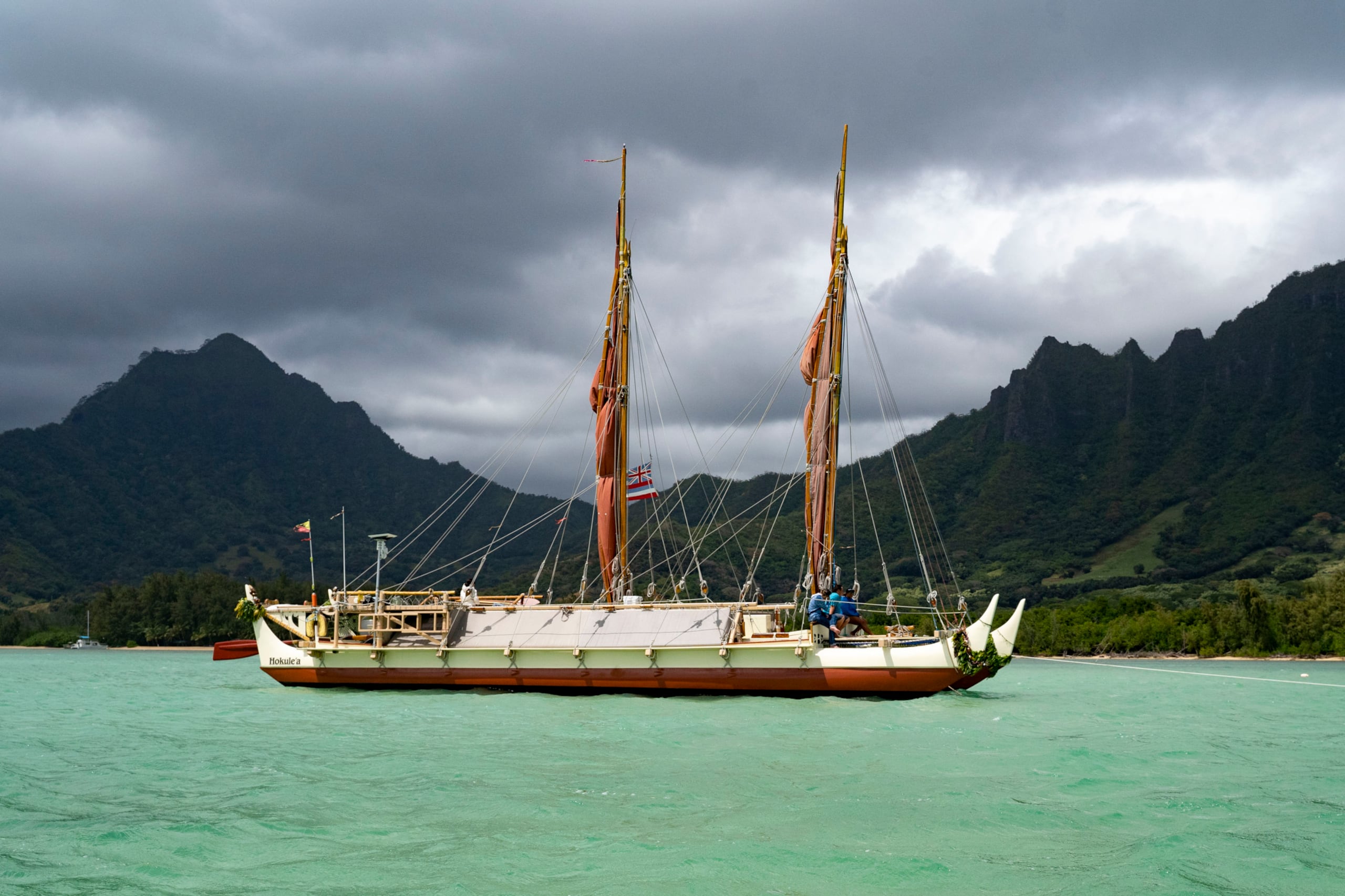La canoa Hokulea llega a la costa del Parque Regional Kualoa tras la conmemoración por su 50mo cumpleaños, el sábado 8 de marzo de 2025, en Kaneohe, Hawai. (AP Foto/Mengshin Lin)