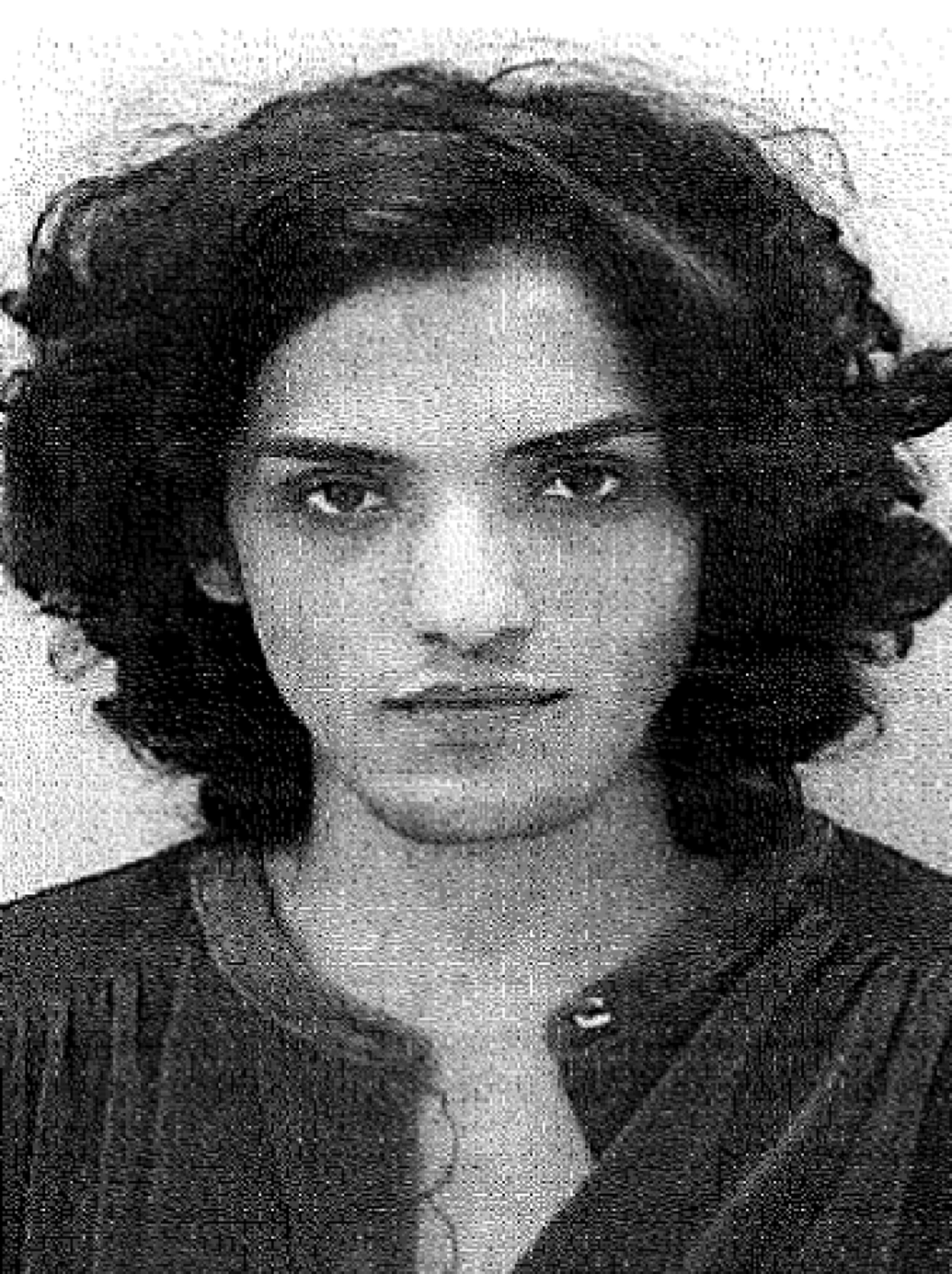 Jonathan Fernández Zayas, de 27 años, se encuentra fugitivo tras ser acusado en ausencia por los delitos de “carjacking” y violación a Ley de Armas.