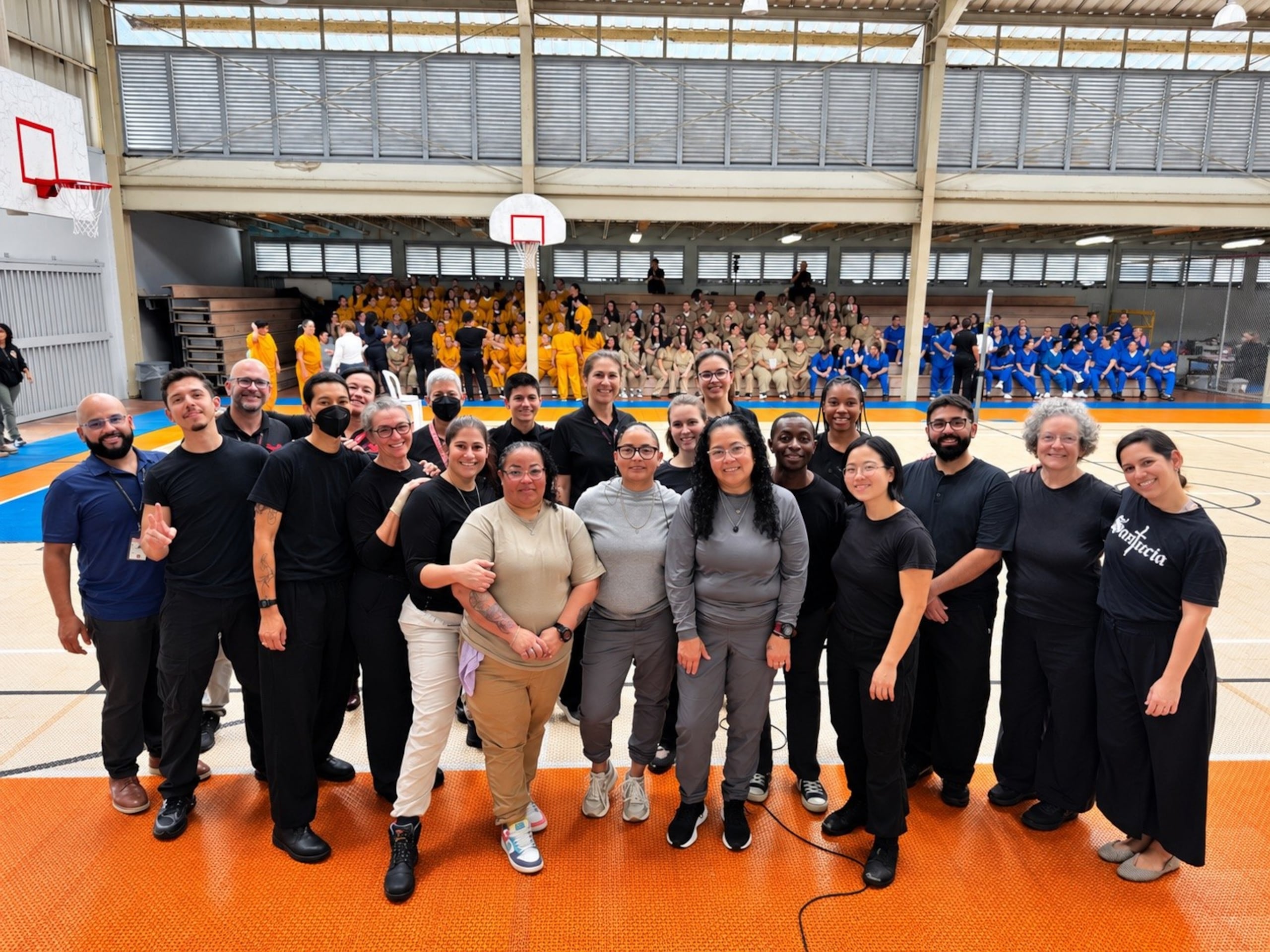 La iniciativa reunió a diez bailarines profesionales provenientes de California, Nueva York y Ohio con estudiantes del Programa de Estudios Universitarios para Personas Confinadas de la UPR.