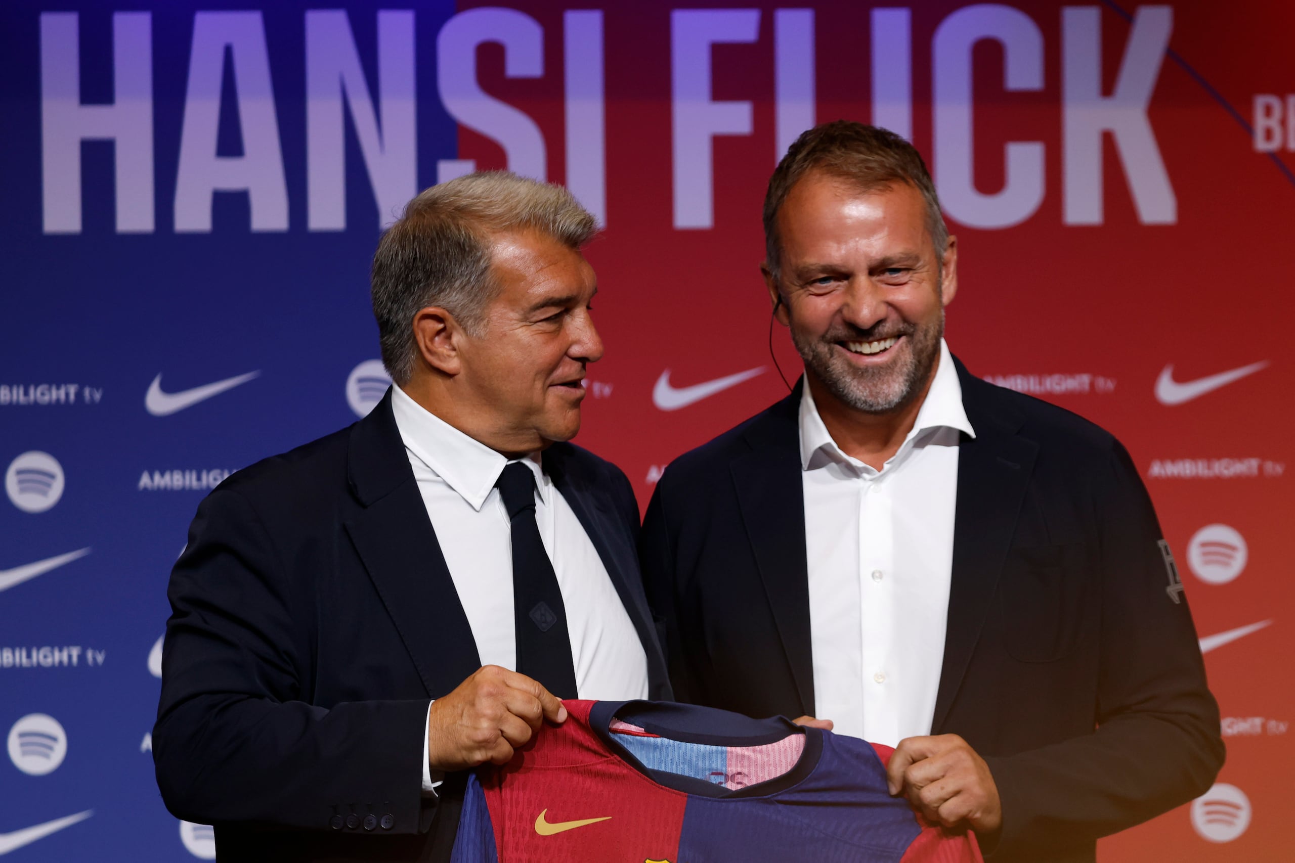 El nuevo entrenador del Barcelona, Hansi Flick, y el presidente del club, Joan Laport,a posan para una foto durante su presentación el jueves 25 de julio del 2024.