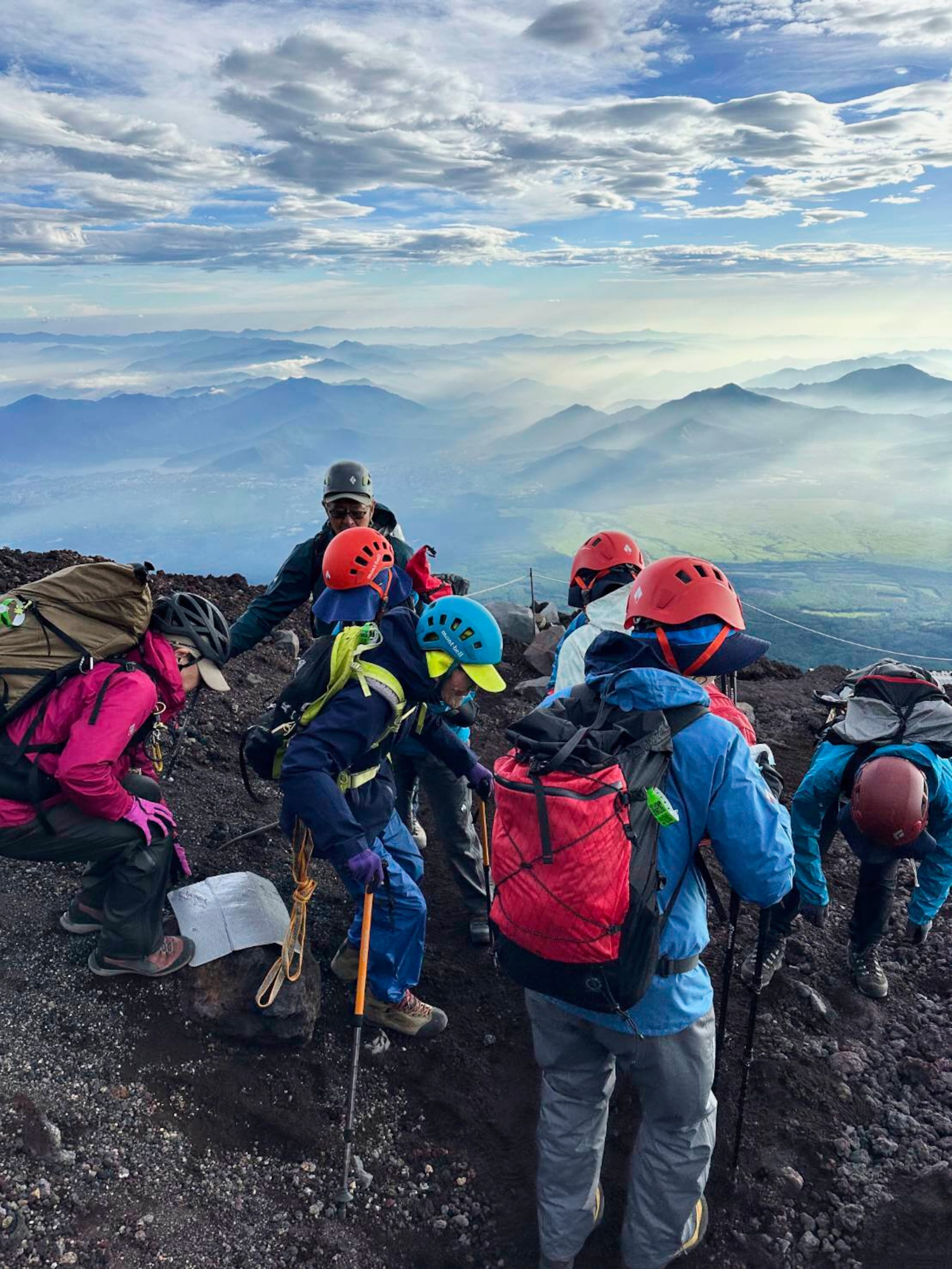 En su expedición, Kokichi Akuzawa estuvo acompañado por su hija Motoe, de 70 años, su nieta, el esposo de esta y cuatro amigos de un club local de montañismo.