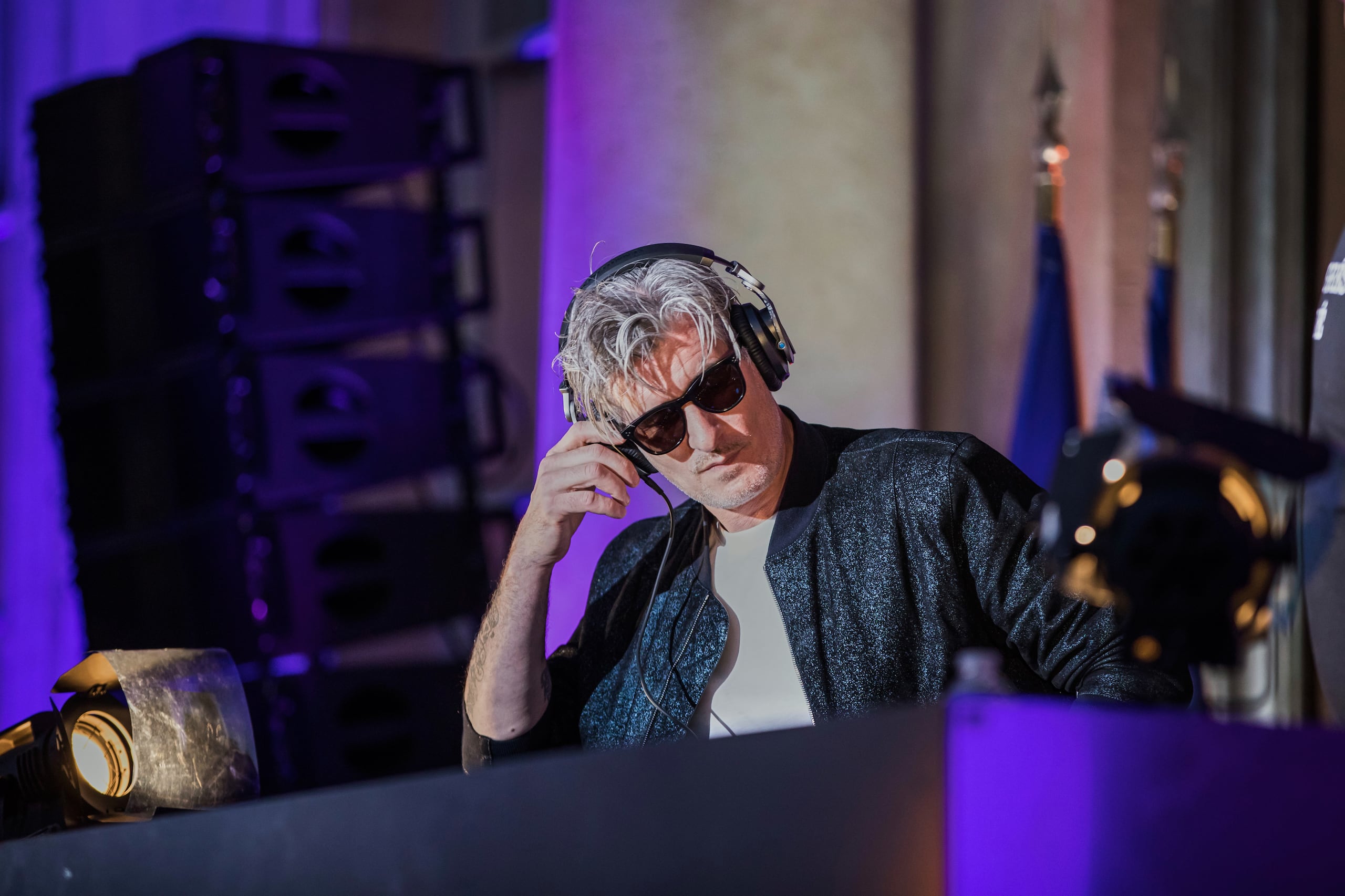 “Kavinsky, orgullo francés para siempre”, escribió Macron en su perfil de Facebook, un mensaje que acompañó con una ilustración del DJ.