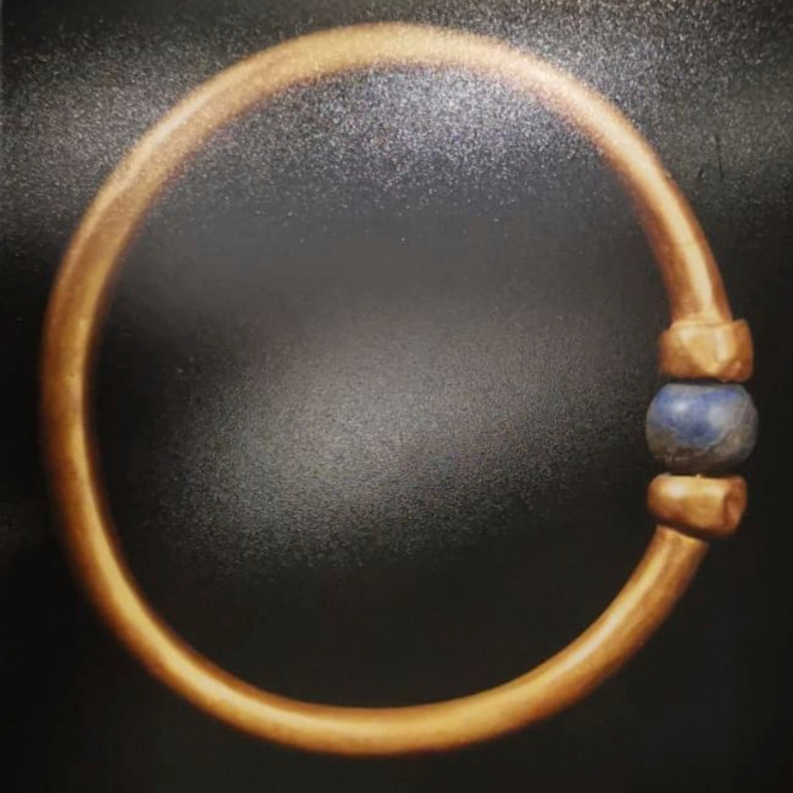 En esta imagen sin fecha, proporcionada por el Ministerio de Turismo y Antigüedades de Egipto, se muestra un brazalete elaborado hace 3,000 años para un antiguo faraón. (Ministerio de Turismo y Antigüedades de Egipto vía AP)
