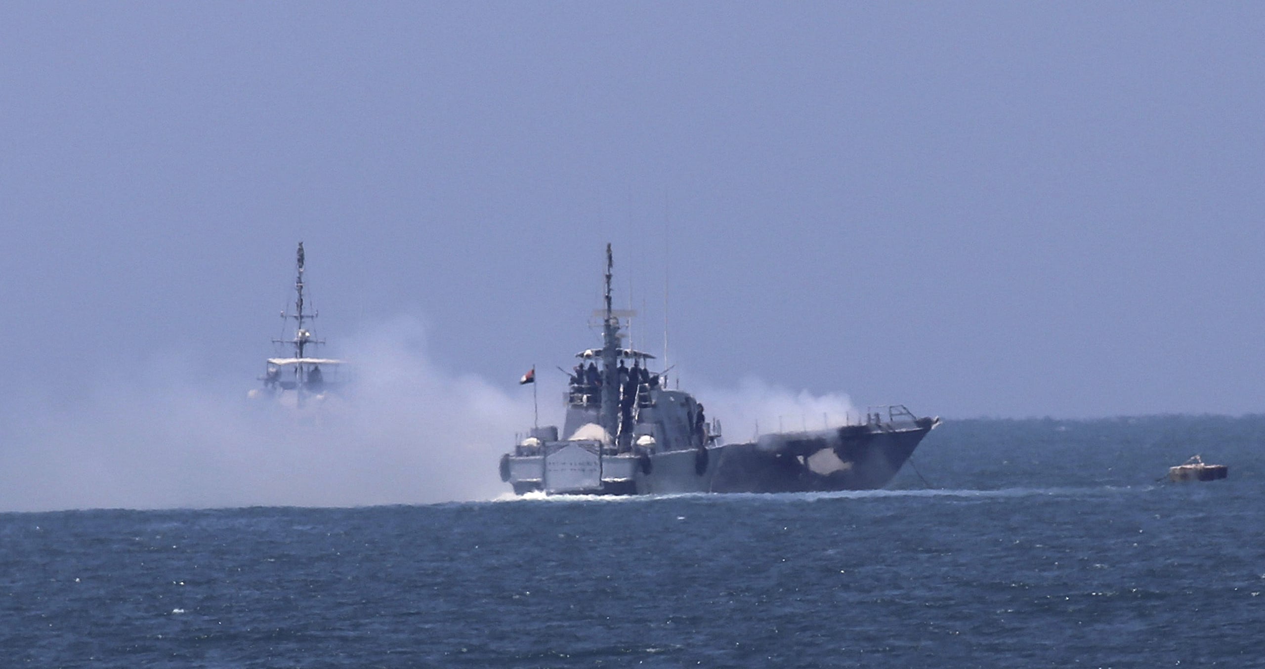 Las fuentes citadas por CNN aseguran que Bradley contó que antes del segundo ataque los sobrevivientes se encontraban agitando un objeto en el aire pero no tuvieron claridad de si se estaban rindiendo o pidiendo ayuda.