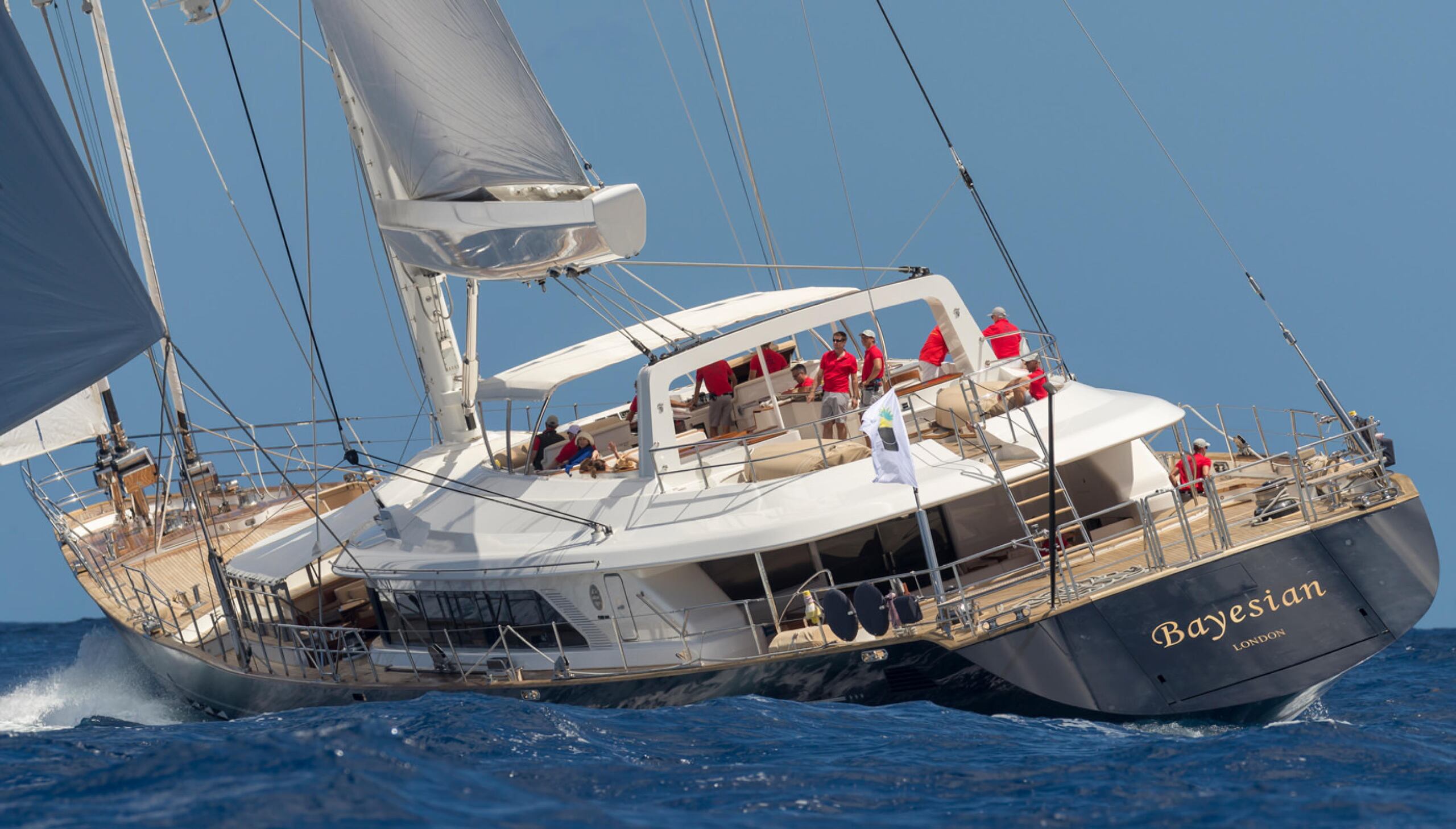 La principal cuestión en que se enfocan los investigadores es cómo una embarcación considerada “insumergible” por su fabricante, el astillero Perini Navi, acabó hundiéndose.