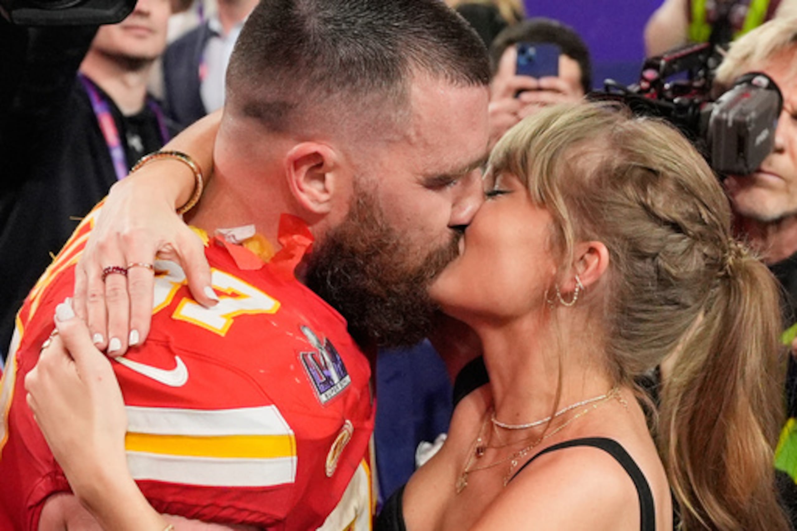 ARCHIVO - El ala cerrada de los Kansas City Chiefs, Travis Kelce (87), y Taylor Swift se besan tras la victoria de los Chiefs sobre los San Francisco 49ers en la 58.ª Super Bowl de la NFL, celebrada el 11 de febrero de 2024 en Las Vegas. (Foto AP/John Locher, archivo)