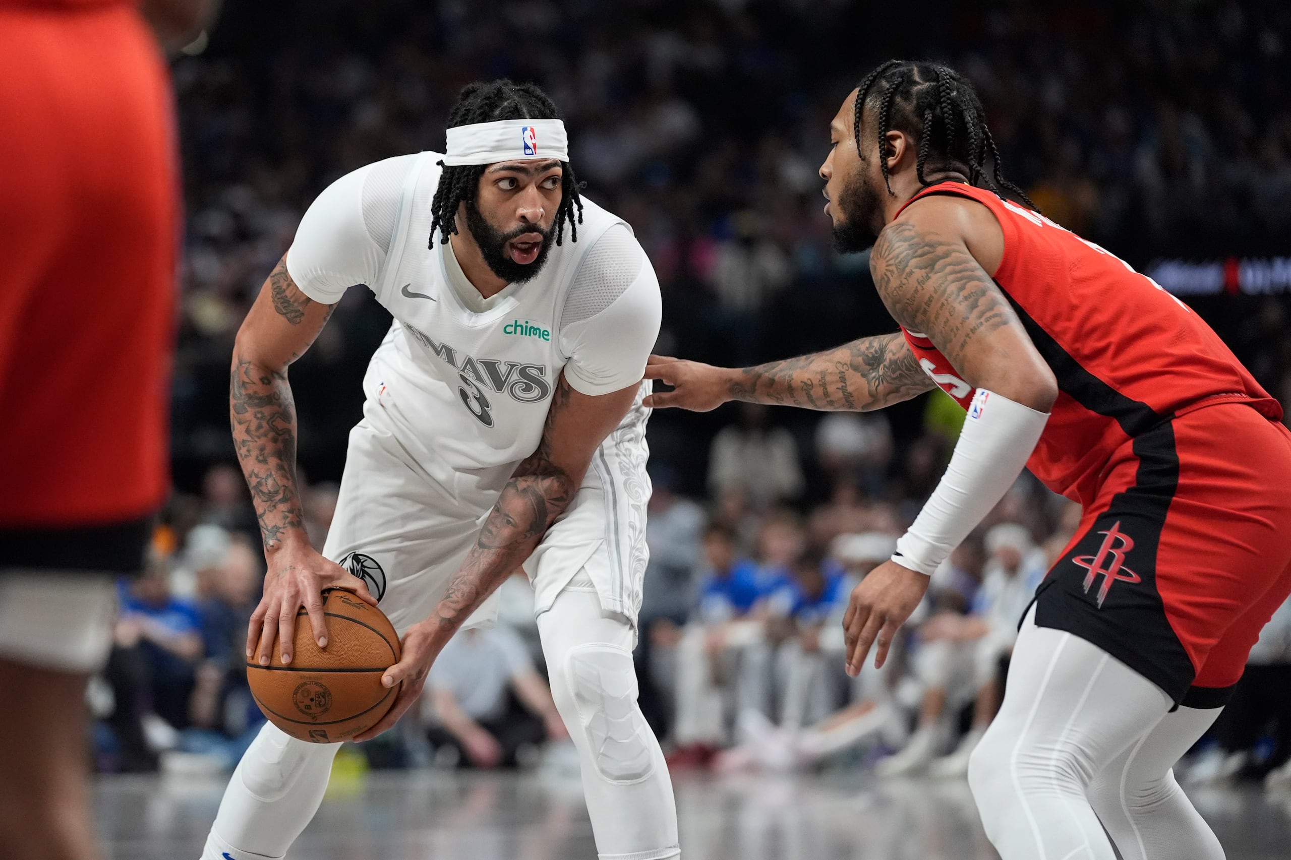 Anthony Davis, a la izquierda, solo ha jugado un partido por los Mavericks y aún se desconoce cuándo regresará a juego. Su equipo lo necesita.