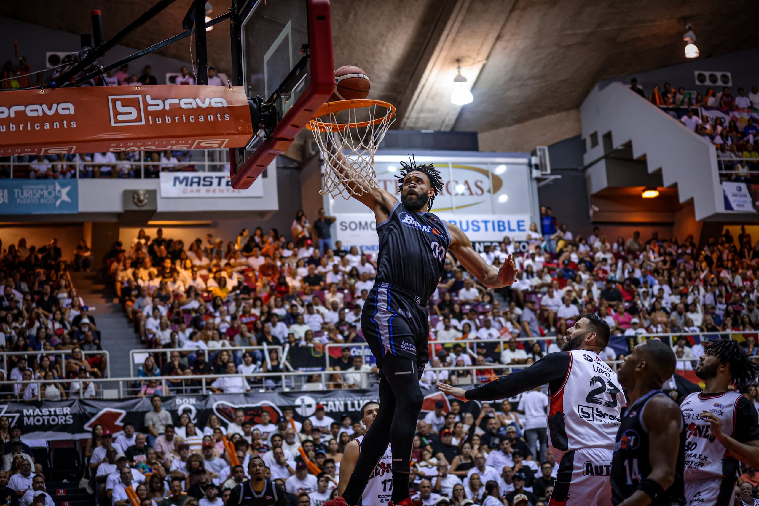 JaVale McGee, refuerzo de los Vaqueros de Bayamón, donquea en el cuarto juego de la final del BSN 2025 contra los Leones de Ponce.