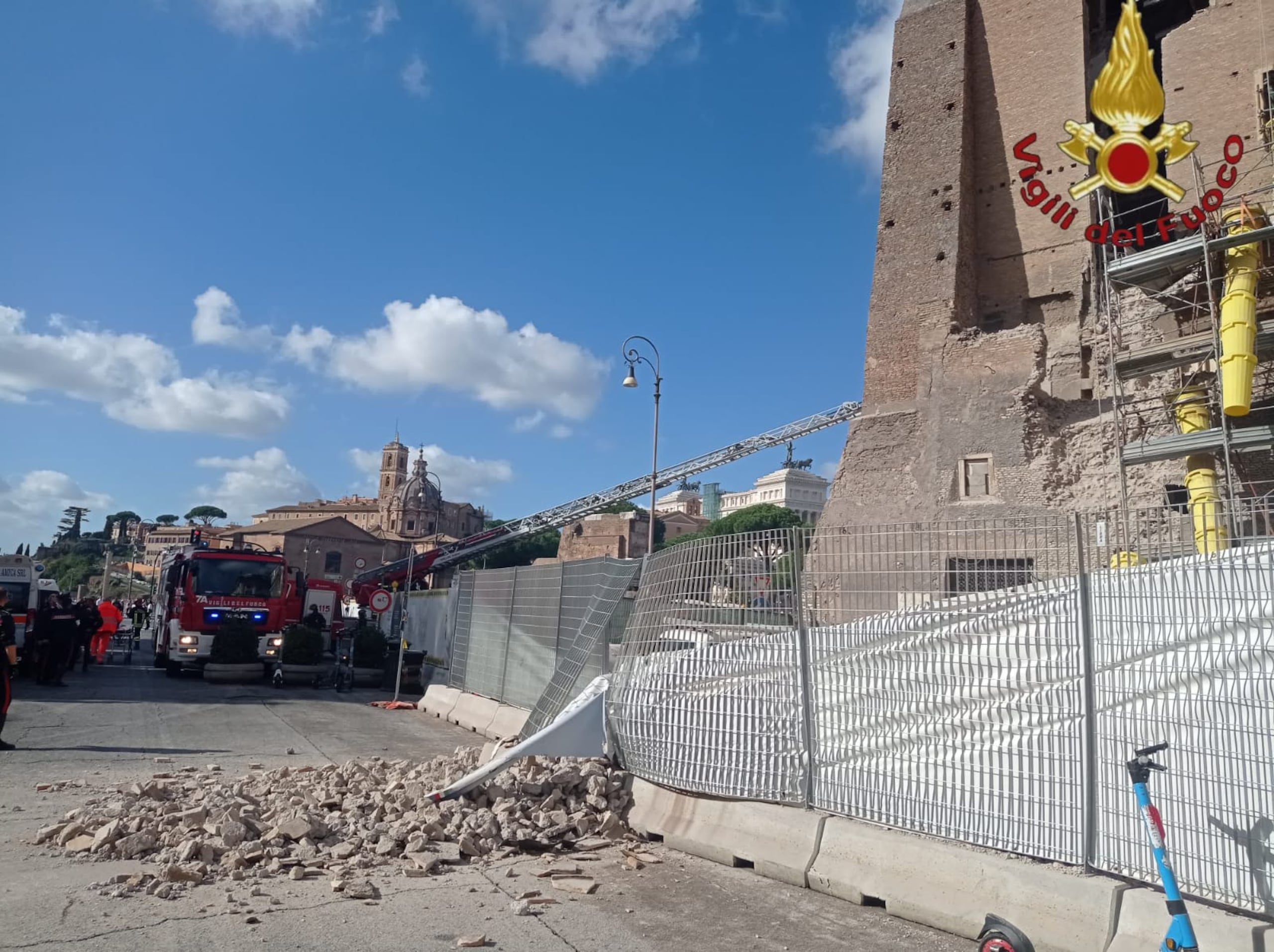 Una parte de la Torre dei Conti, una histórica construcción medieval situada en el centro de Roma, cerca de los Foros Imperiales, se derrumbó este lunes.
