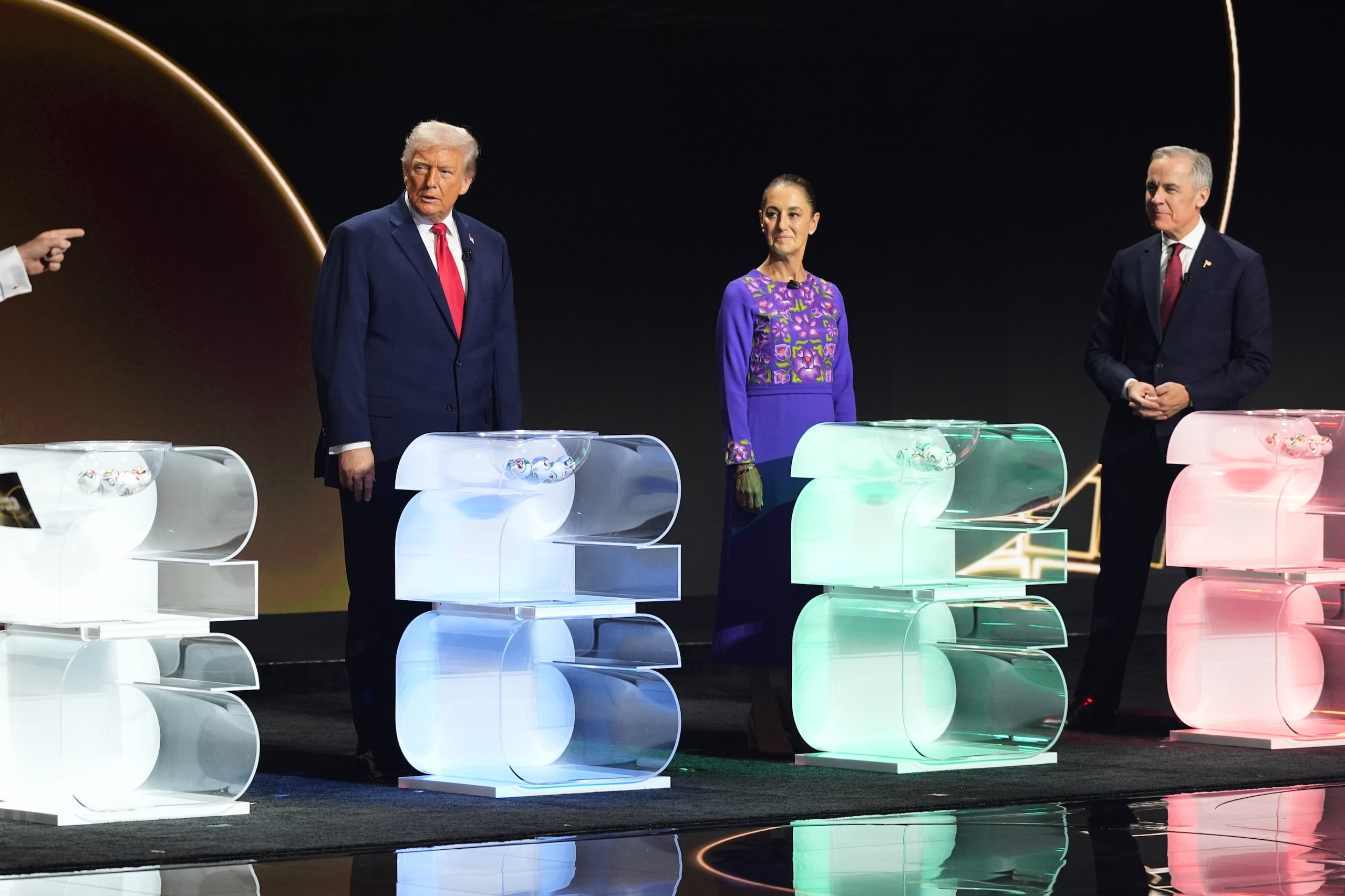 El presidente Donald Trump, la presidenta mexicana Claudia Sheinbaum y el primer ministro canadiense Mark Carney en el escenario durante el sorteo de la Copa Mundial de Fútbol de 2026 en el Kennedy Center en Washington, el viernes 5 de diciembre de 2025. (Foto AP/Stephanie Scarbrough, Pool)