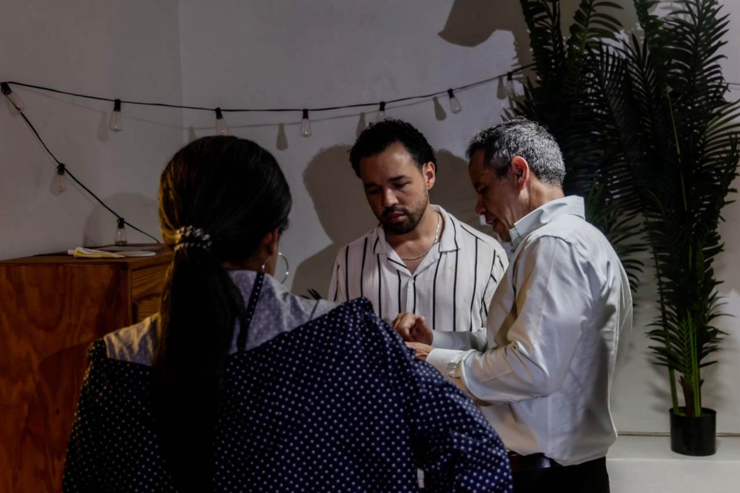 El alcalde de San Juan, Miguel Romero, dialoga con Andrés Rigau, uno de los vecinos del camino Bonilla de Cupey que se vio afectado por las lluvias