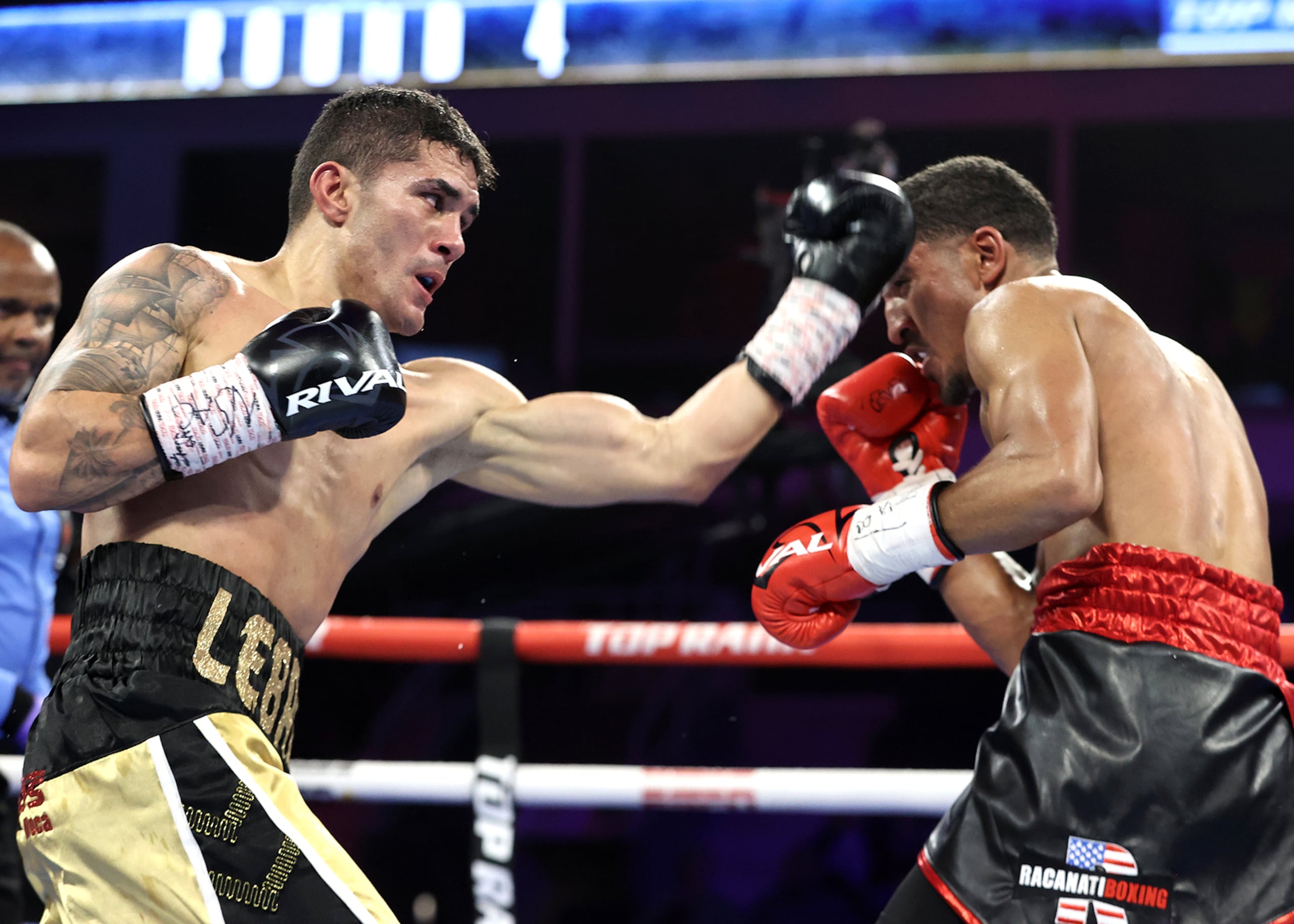 Henry Lebrón conecta un upper cut al cuerpo de William Foster durante le pleito del 4 de noviembre. (Top Rank)