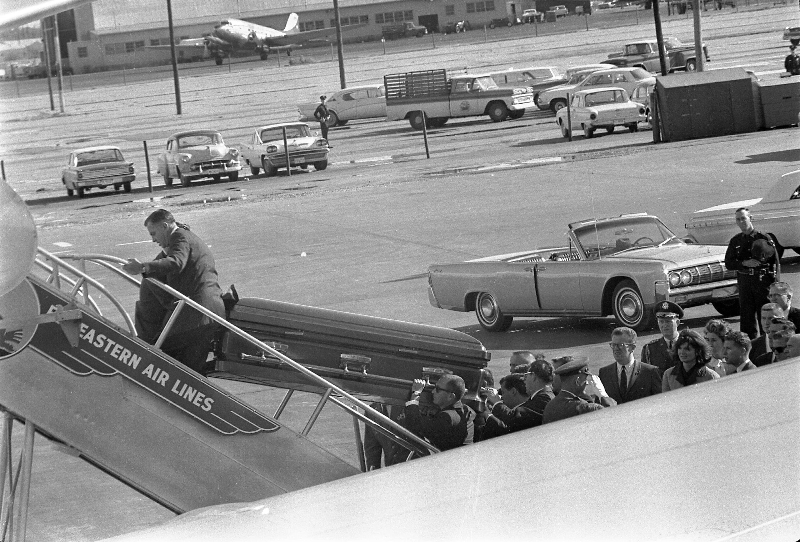Fotografía cedida hoy por la Biblioteca y Museo Presidencial de John F. Kennedy donde aparecen varias personas mientras suben el ataúd con los restos del mandatario asesinado al Air Force One, el 22 de noviembre de 1963 en el aeropuerto local de Love Field en Dallas, Texas (EE.UU). (EFE/Biblioteca y Museo Presidencial de John F. Kennedy /Cecil Stoughton)