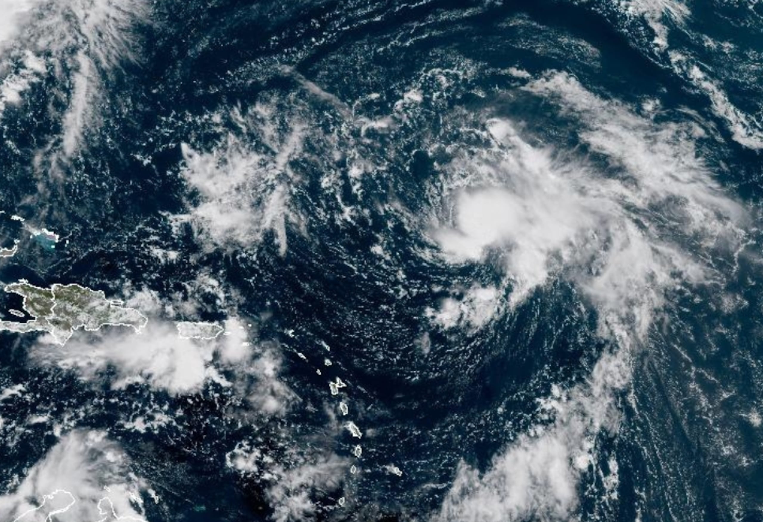 Imagen de la tormenta Gabrielle, que se encuentra lejos al noreste de Puerto Rico.