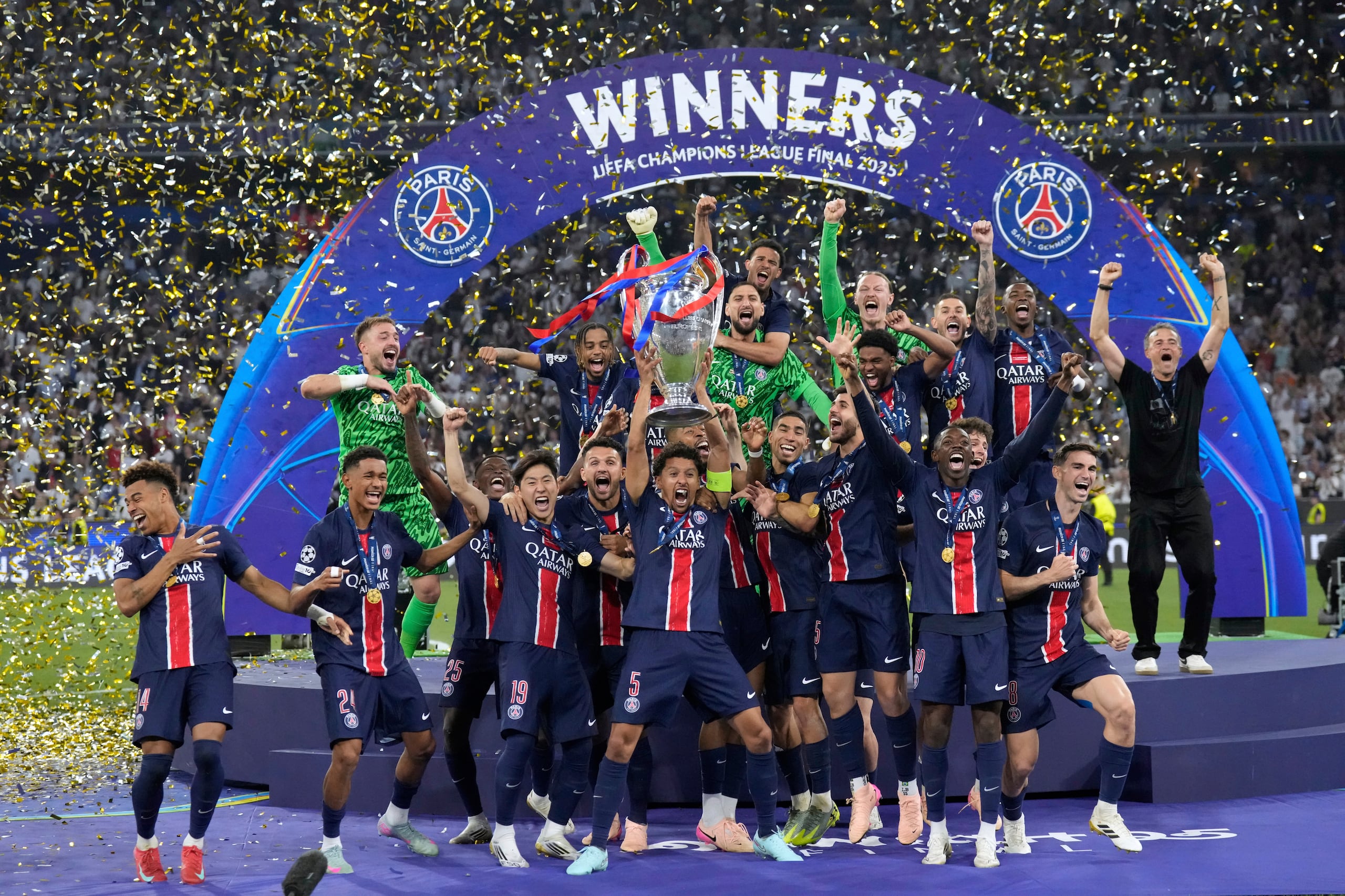 Los jugadores del París Saint-Germain celebran con el trofeo tras ganar la final de la Liga de Campeones ante el Inter de Milán, el sábado 31 de mayo de 2025, en Múnich.