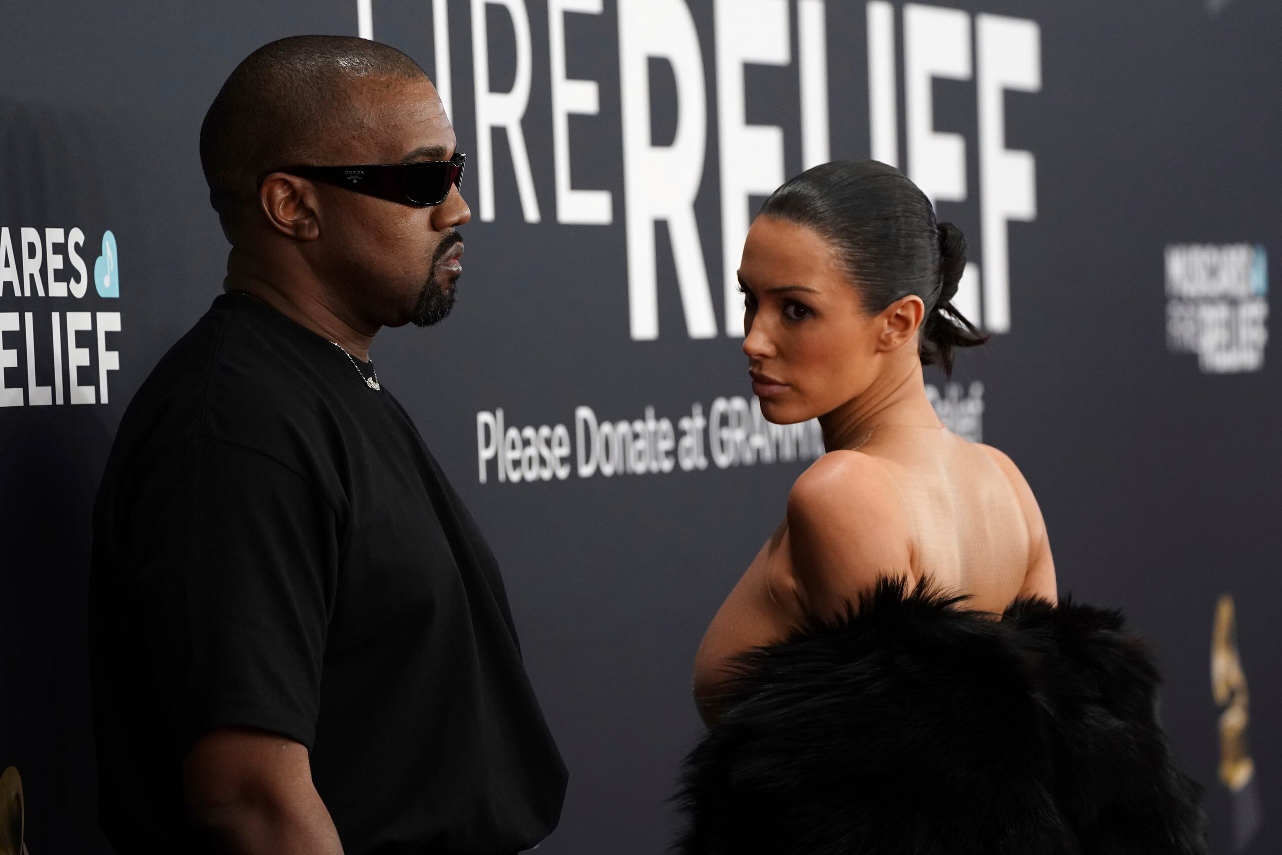 Kanye West y Bianca Censori en la alfombra roja de los Grammy.