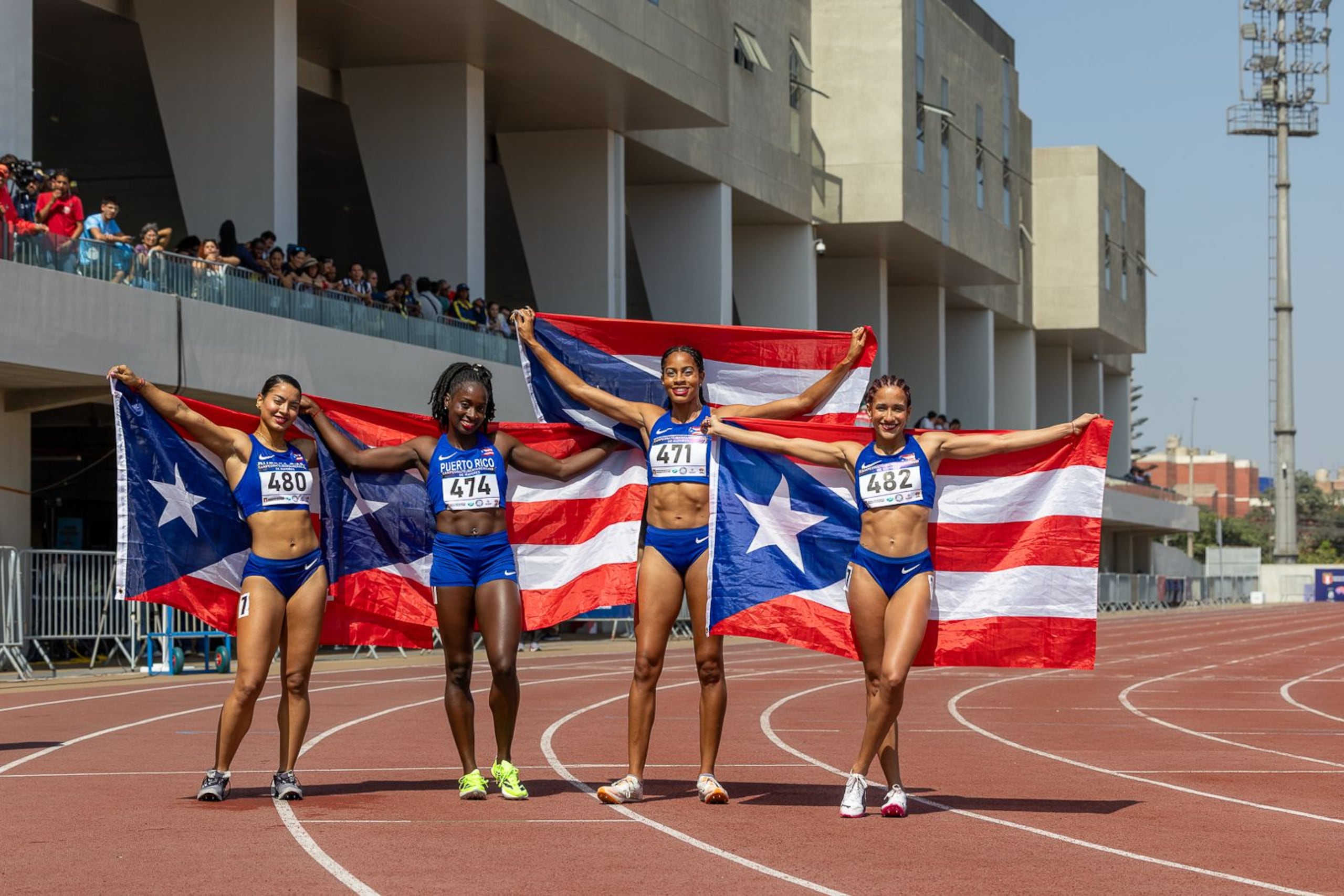 El relevo 4x400 femenino, compuesto por Andrea Rivera, Grace Claxton, Gabriella "Gabby" Scott y Saraí Javier.