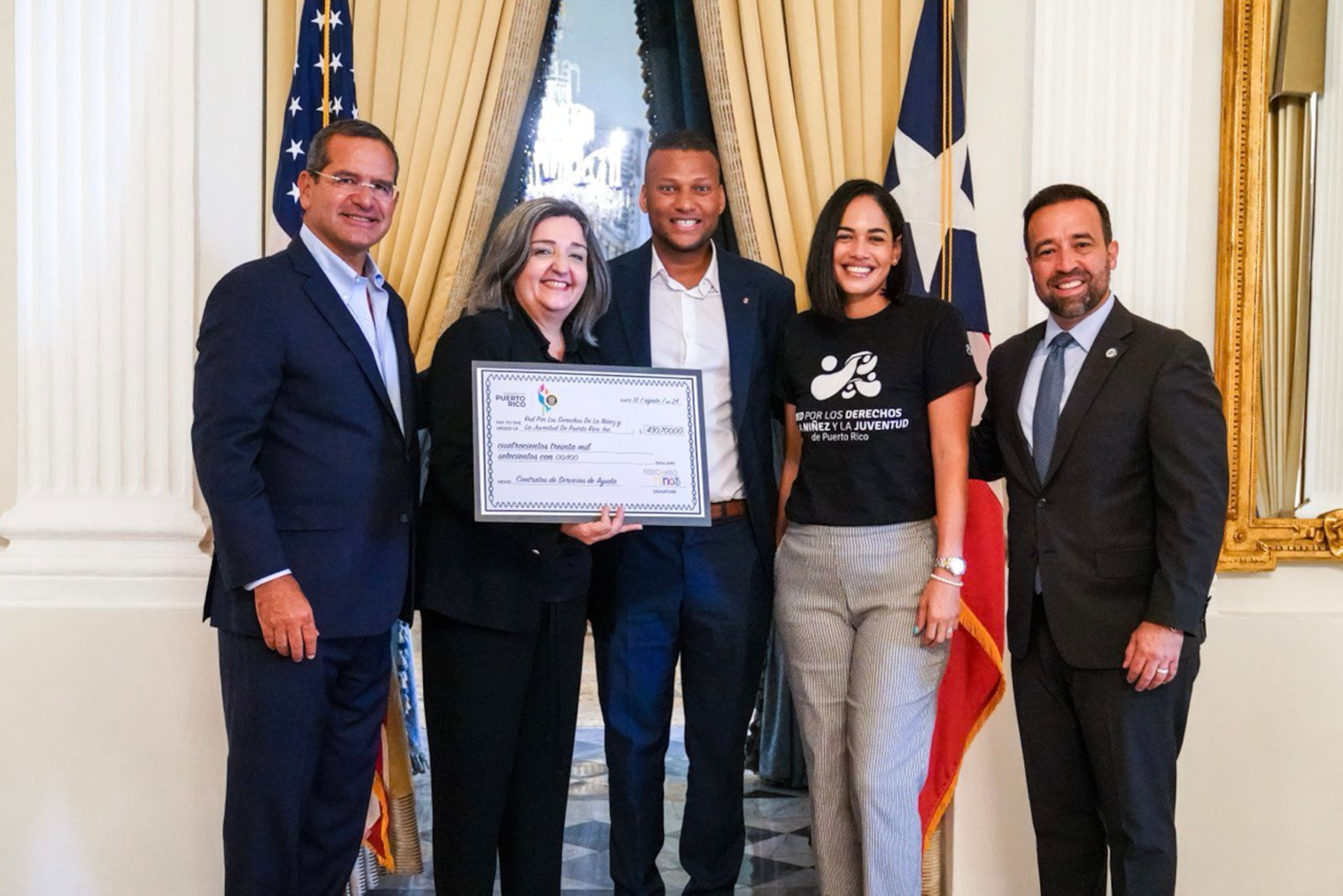 El gobernador Pedro Pierluisi otorgó la ayuda proveniente del Fideicomiso de los Niños junto al director de la Autoridad de Asesoría Financiera y Agencia Fiscal de Puerto Rico (AAFAF), Omar J. Marrero Díaz.